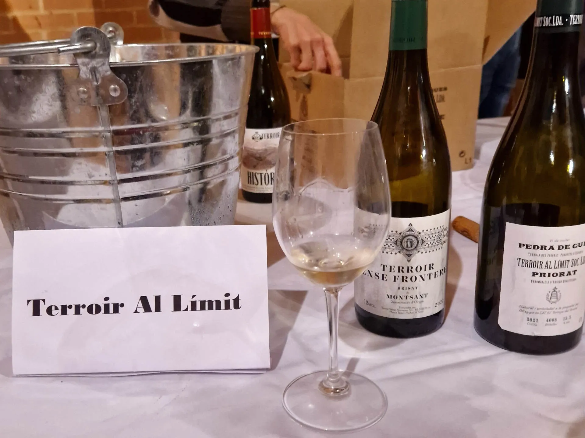 Stand mit Probier-Weinflaschen