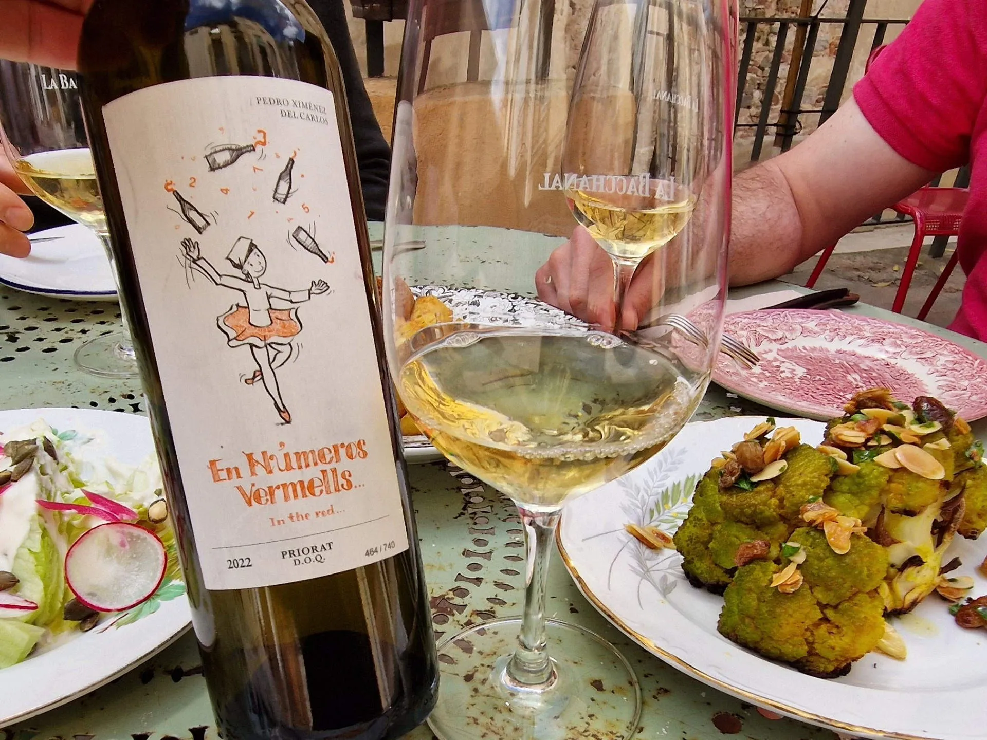 Eine Weißweinflasche mit einem hübschen Etikett