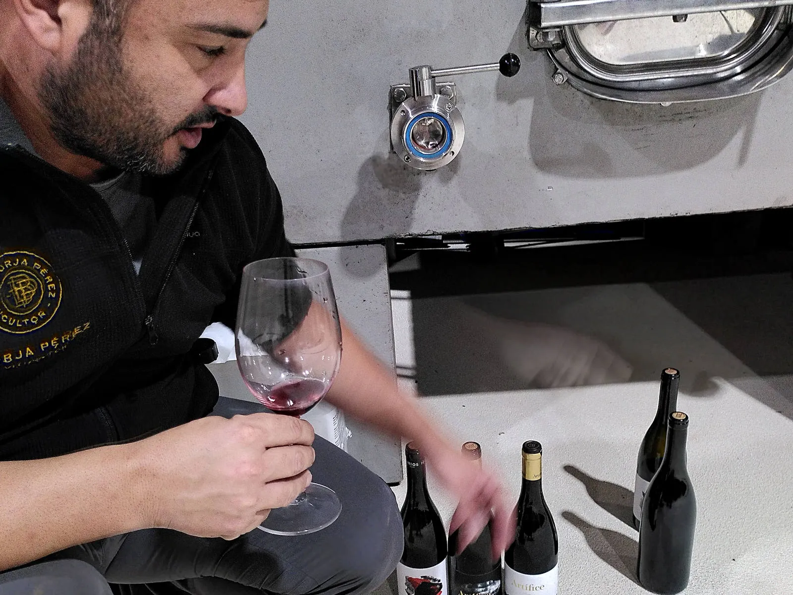 Borja Peréz mit einigen seiner Weine.