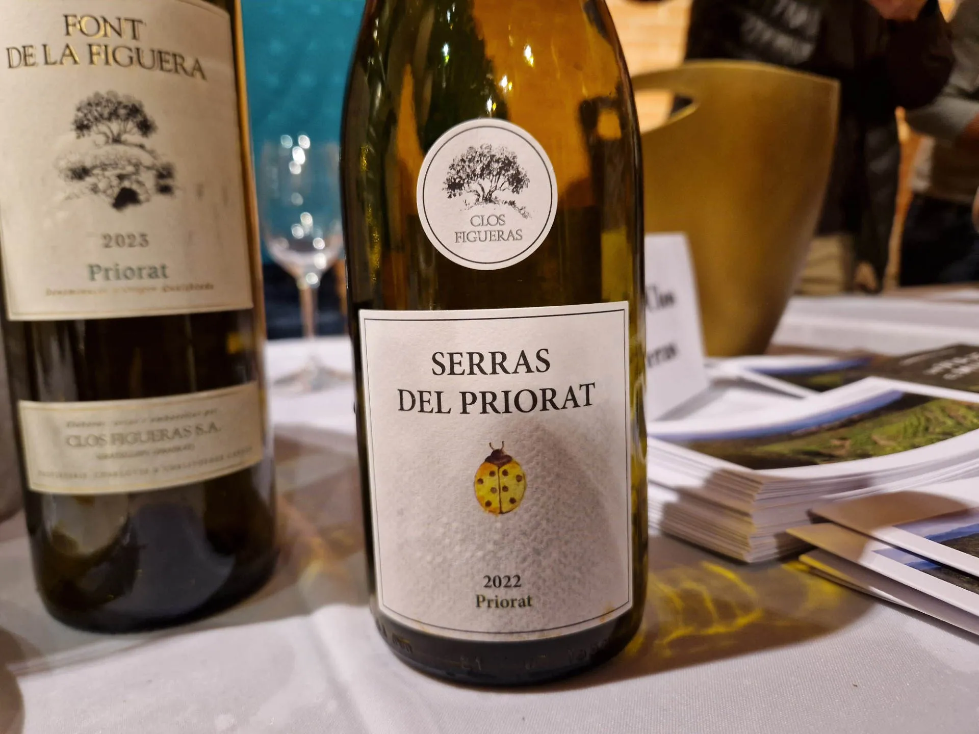 Weinflaschen auf einem Messestand