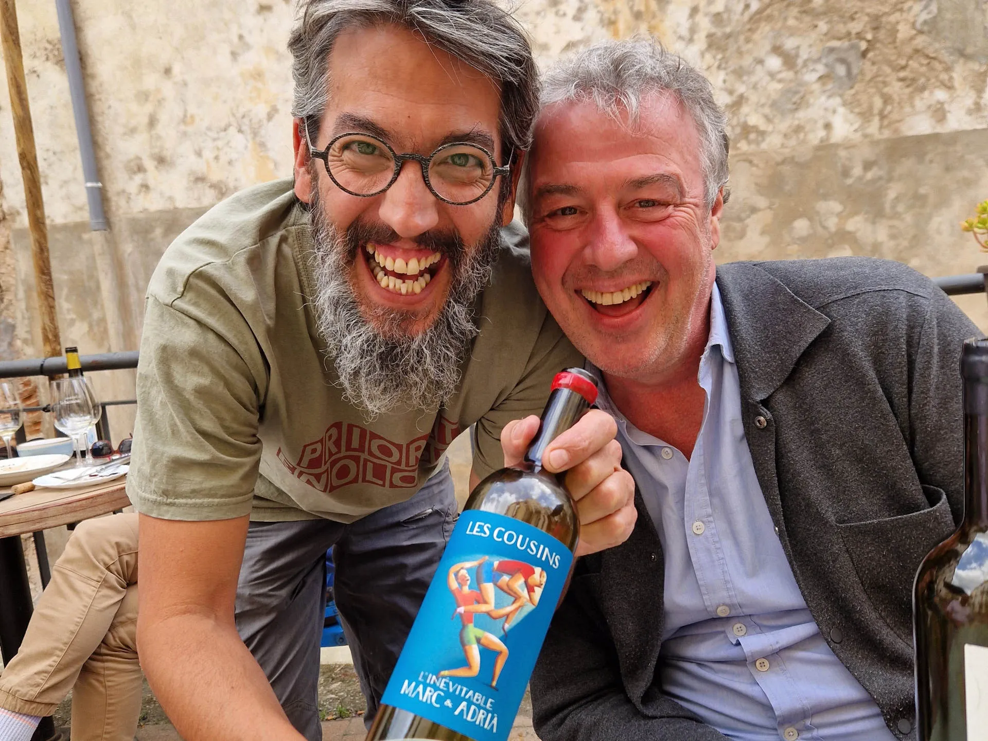 Zwei Menschen mit einer Flasche Wein