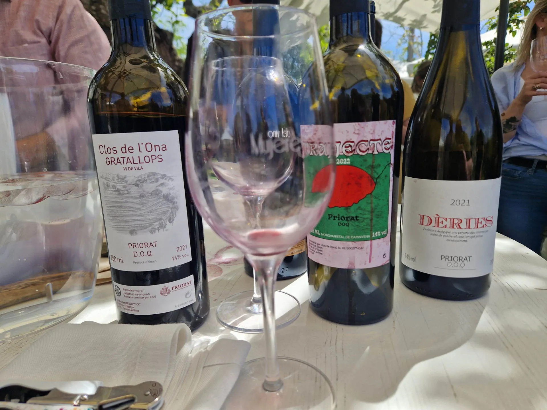 mehrere Weinflaschen auf einem Tisch