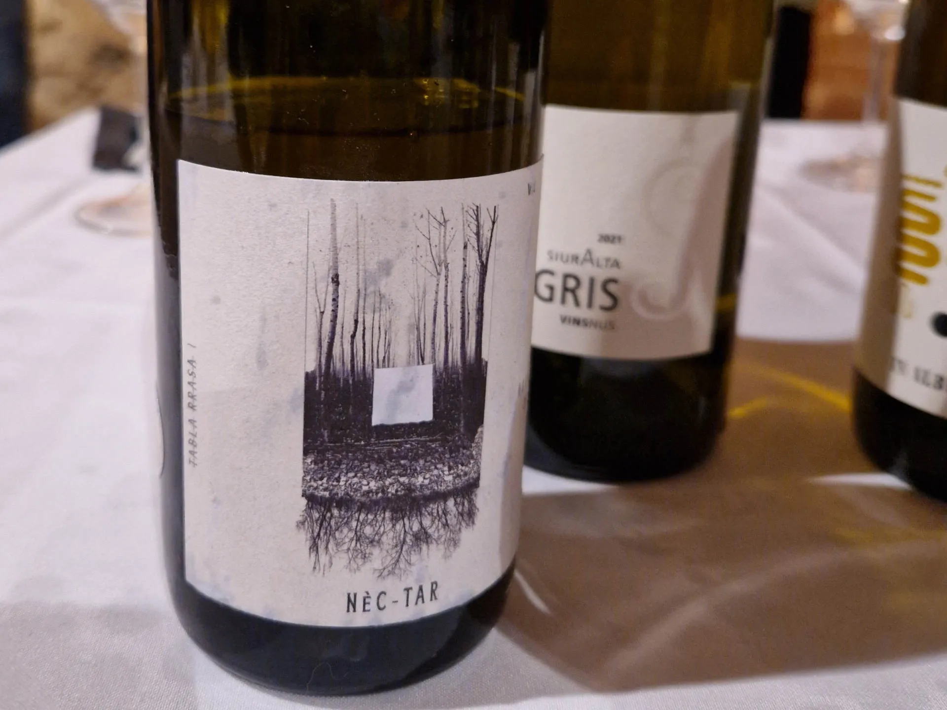 Weinflasche mit kunstvollem Label