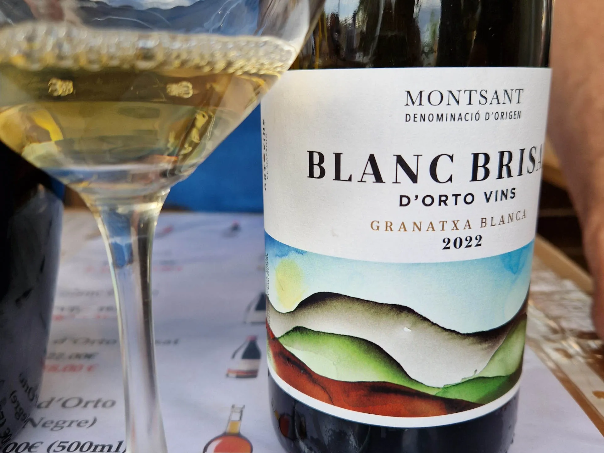 Eine Weinflasche mit einem halb gefüllten Weinglas