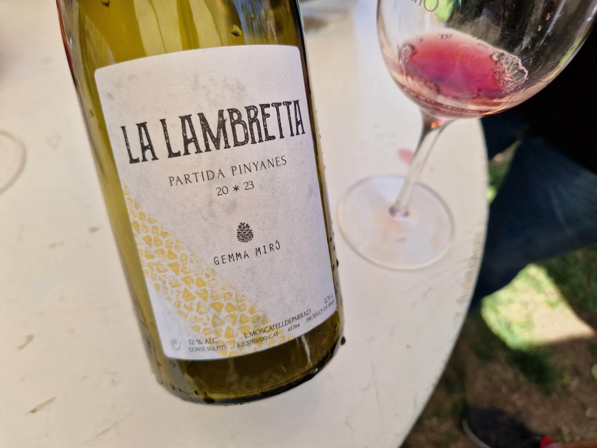 Eine Flasche Rotwein