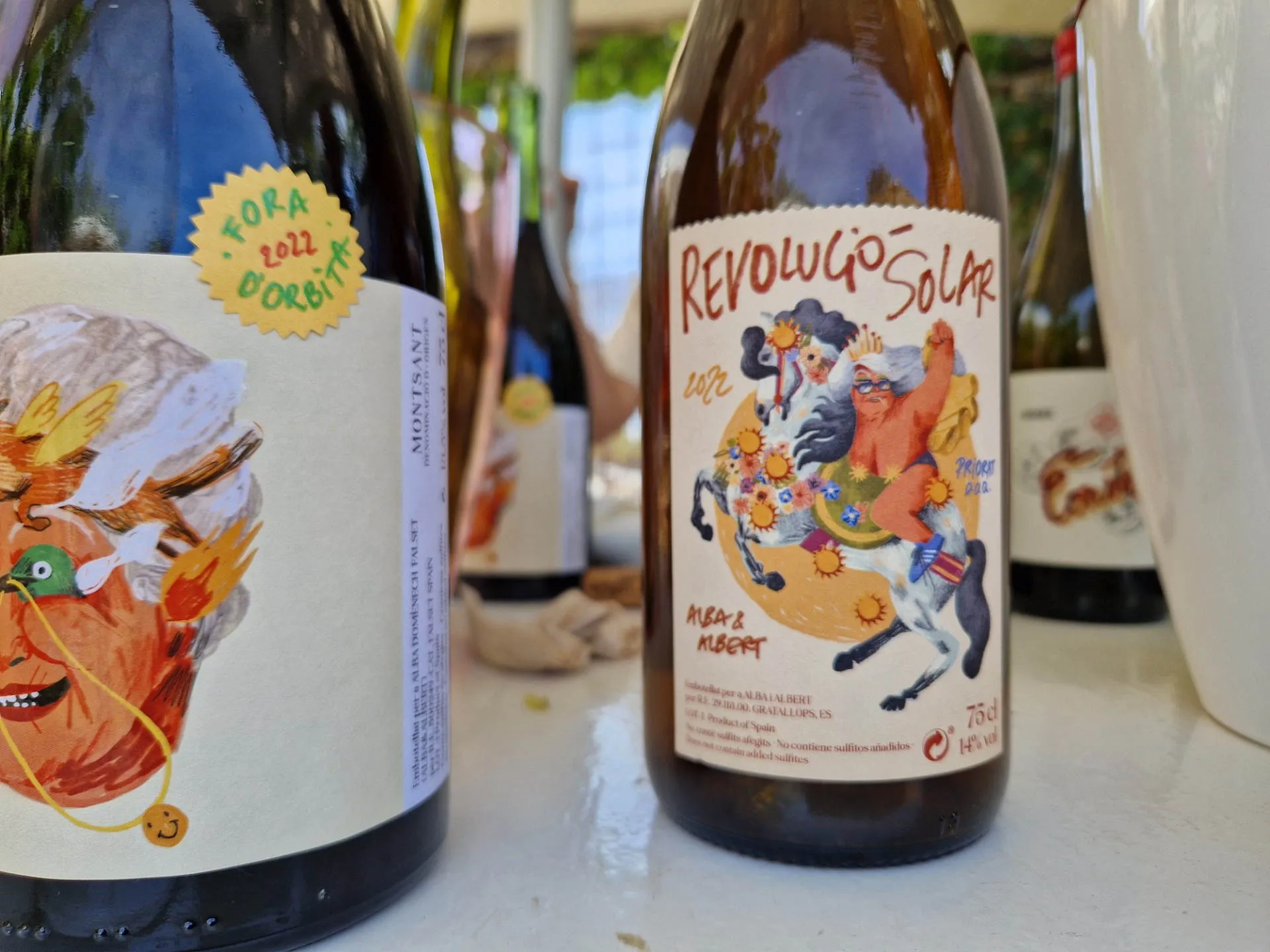 Ausgefallene Etiketten von Weinflaschen