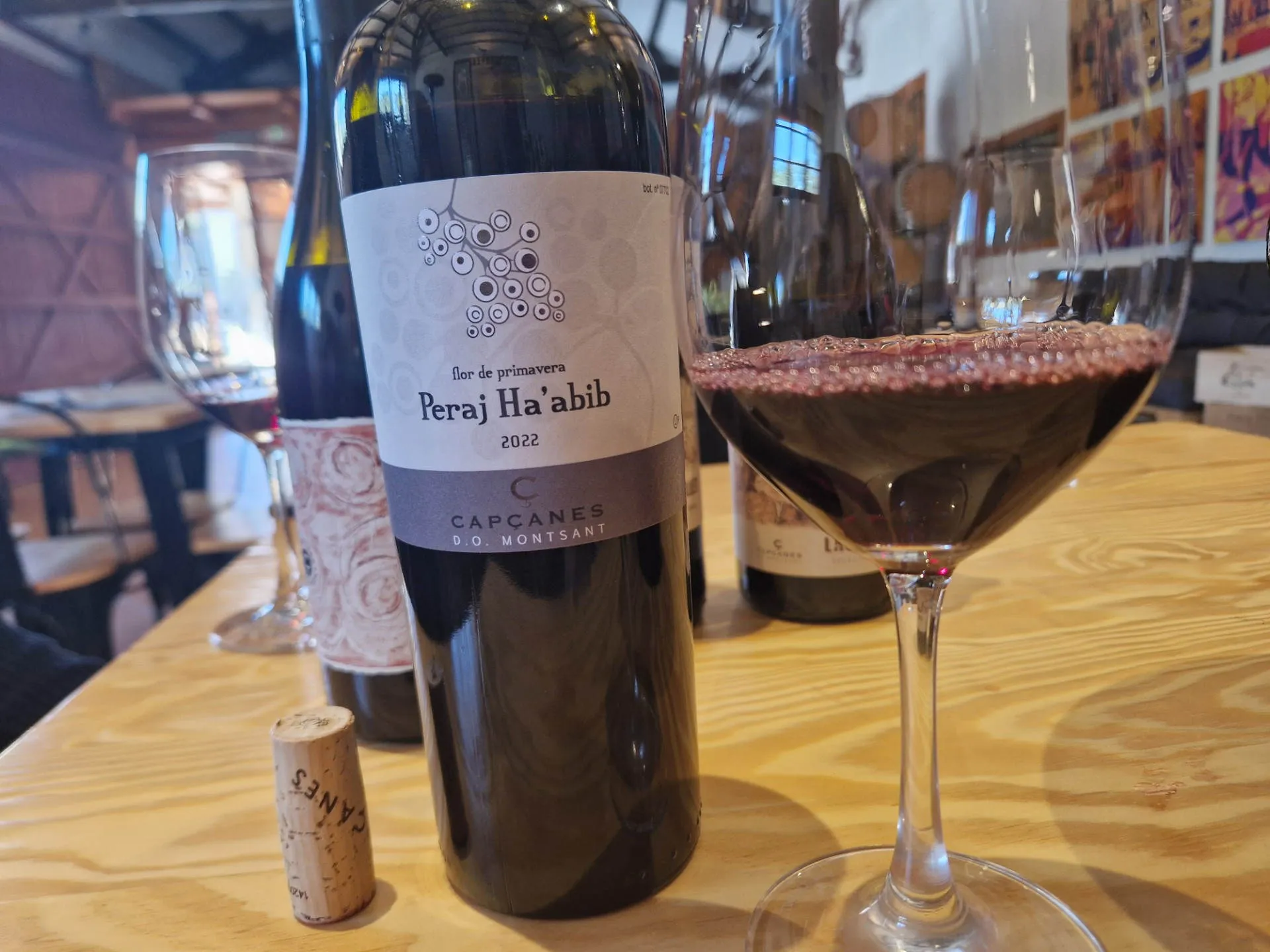 eine Flasche Rotwein auf einem Tisch