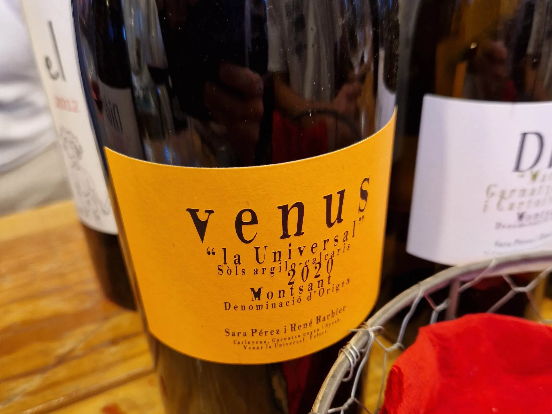 eine Flasche Wein auf einem Messestand