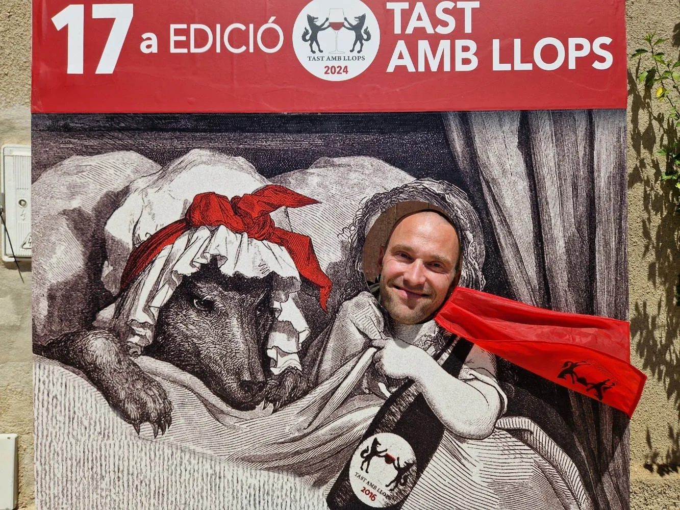 ein Bild mit einem Wolf und einem Rotkäppchen mit Wein