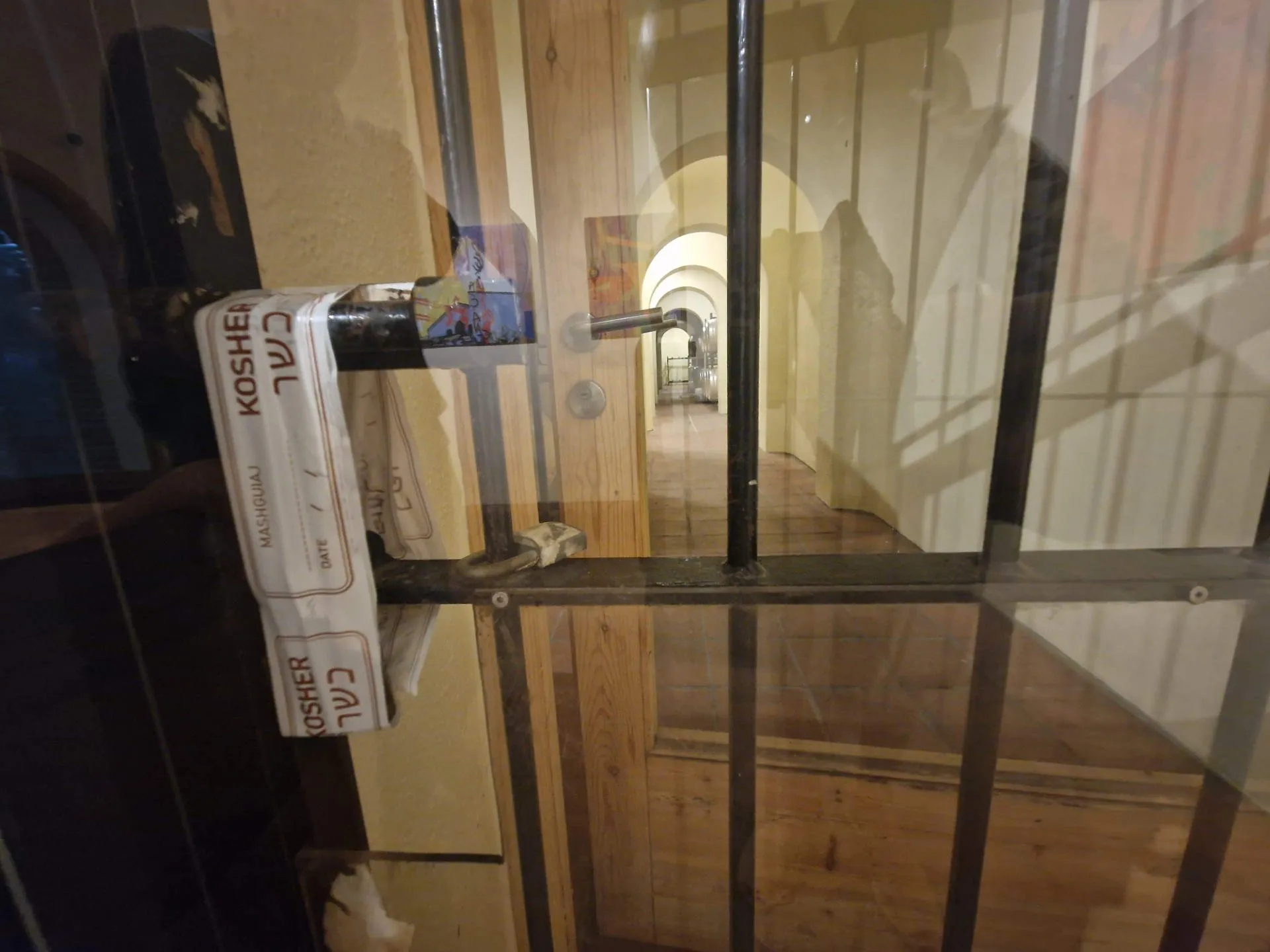 Eine vergitterte Türe mit einem Siegel