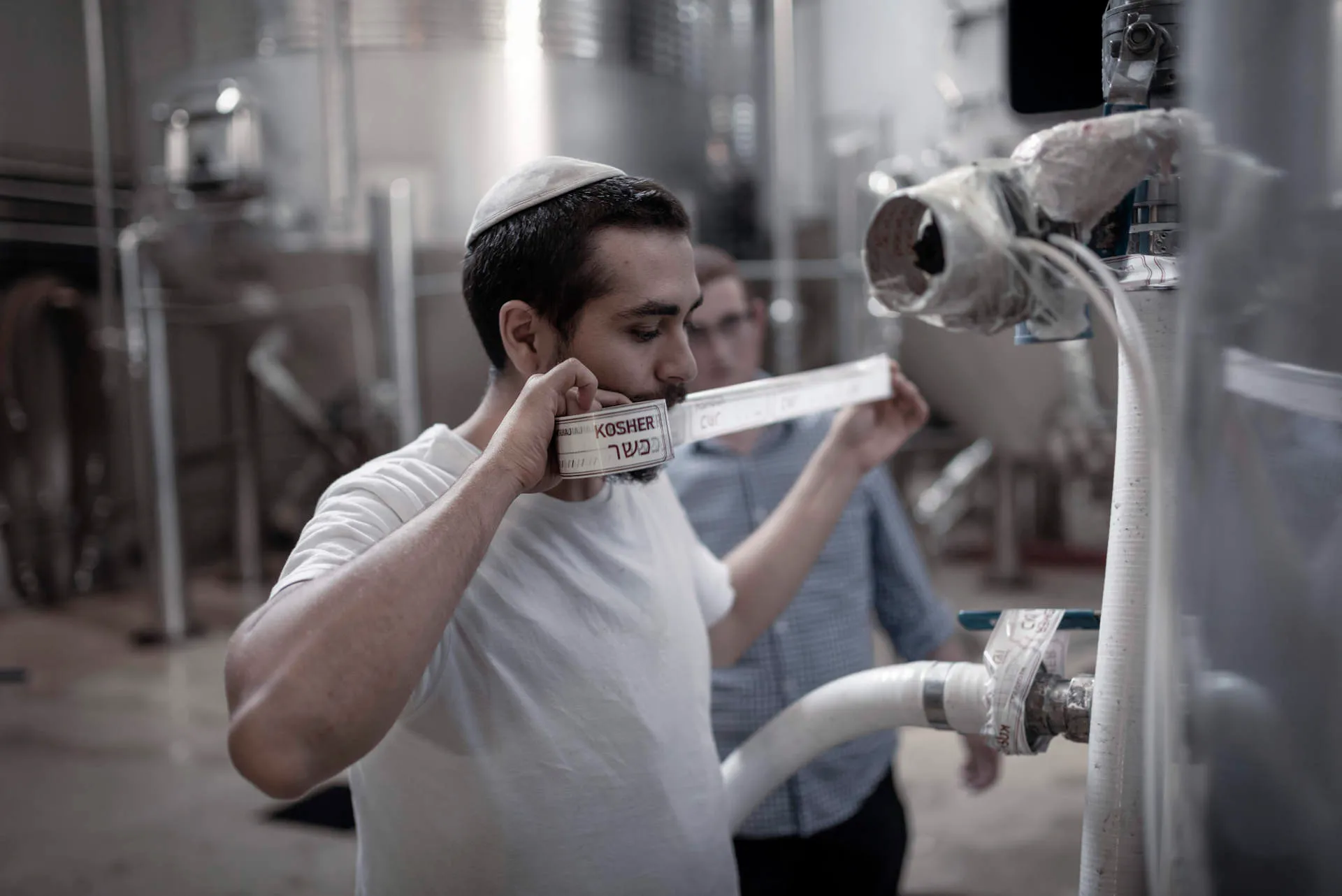 Mann mit Kippa und Koscher-Siegel