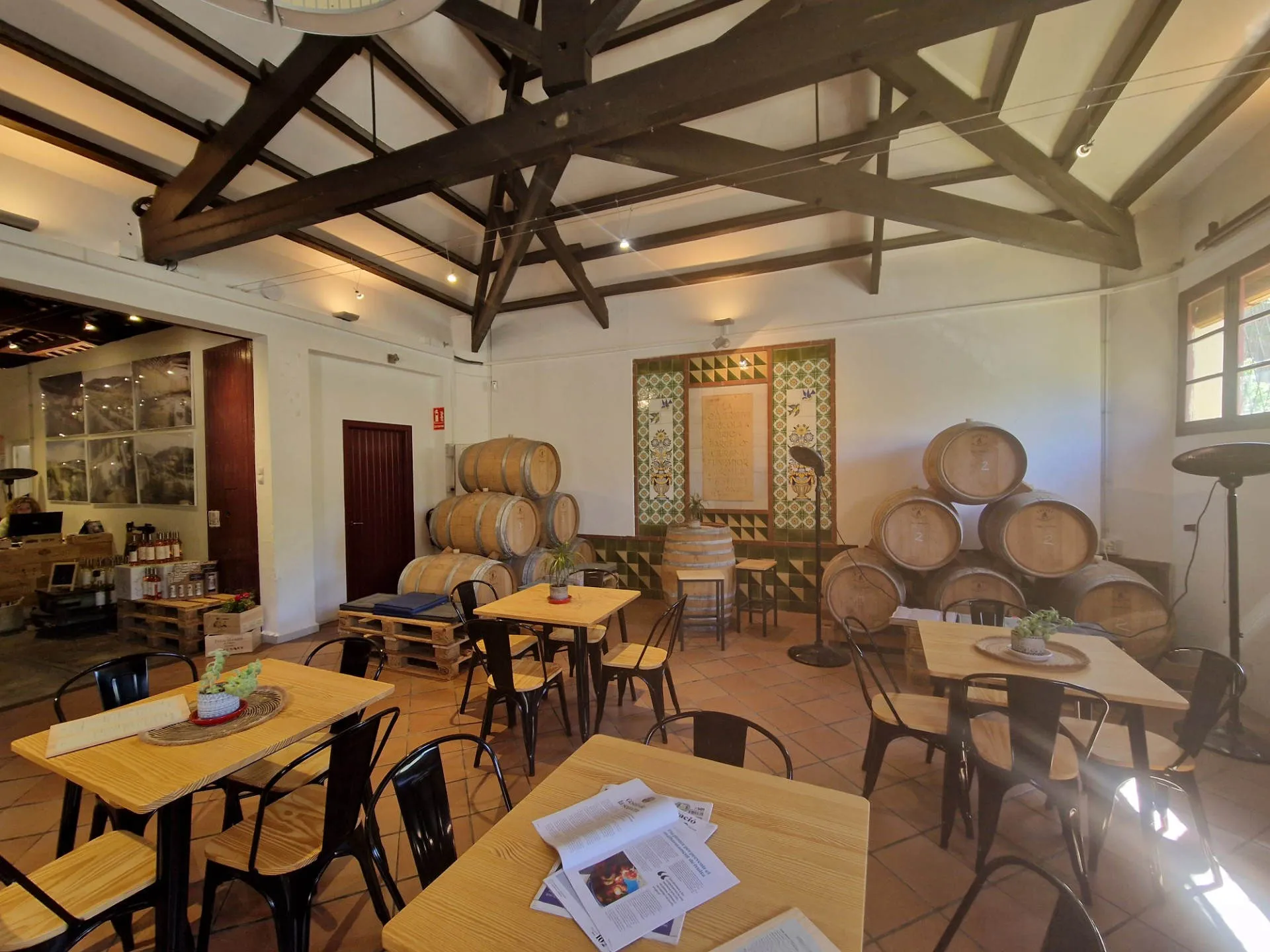 Blick auf Tische und Stühle