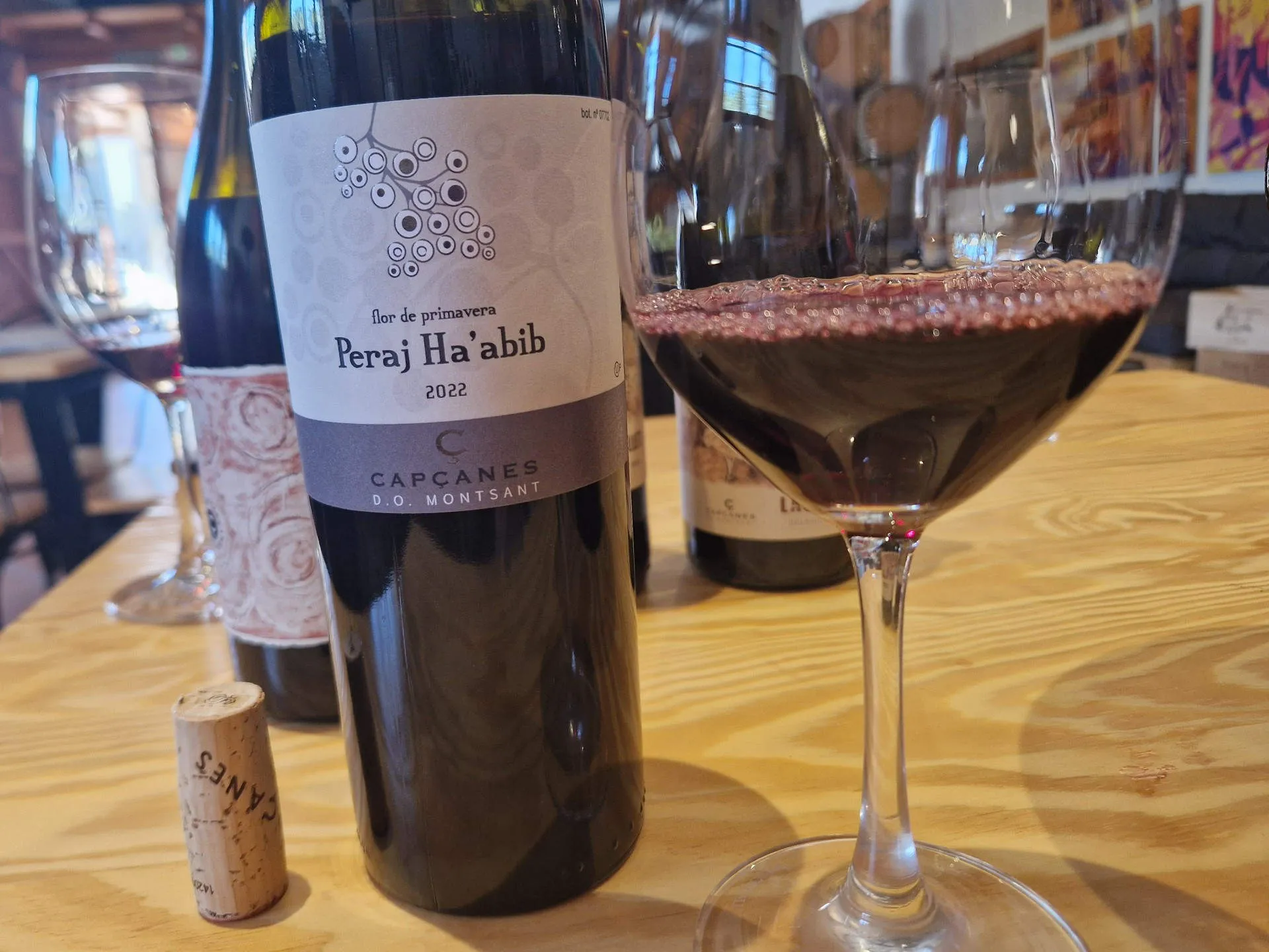 Rotweinflasche und Glas mit koscherem Wein