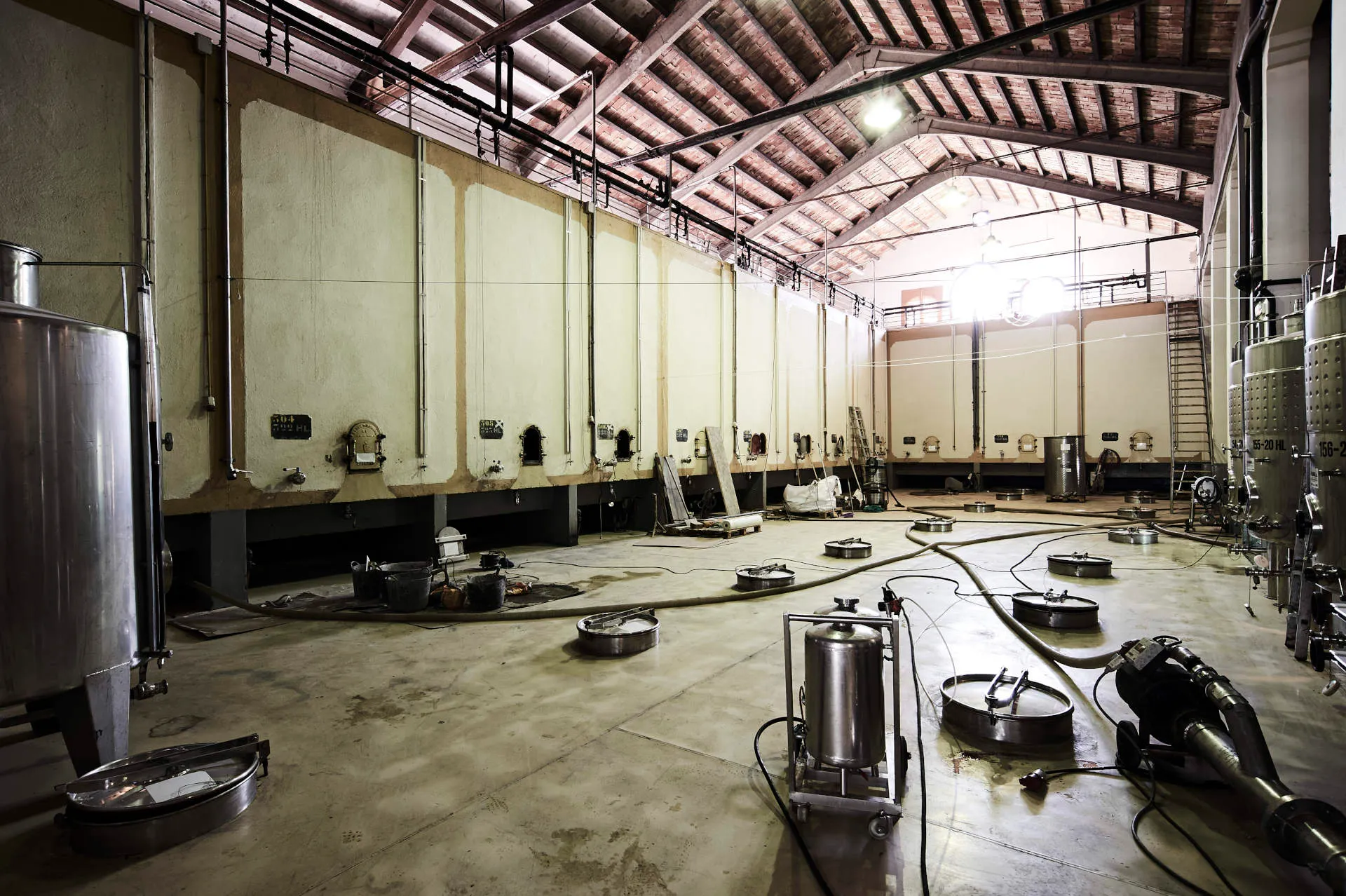 alte und neue Weintanks des Celler de Capçanes