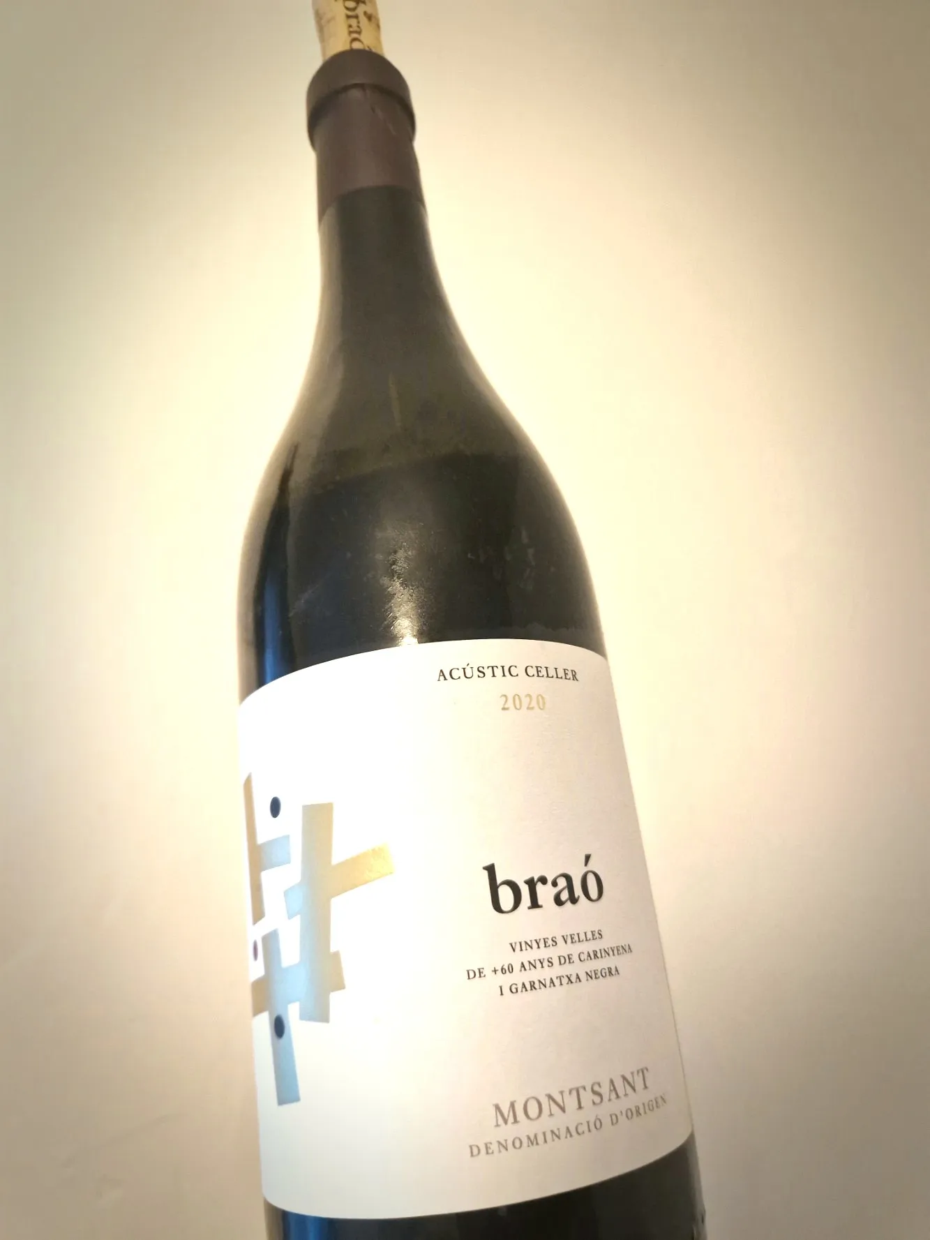 eine Flasche Rotwein vor einer Wand