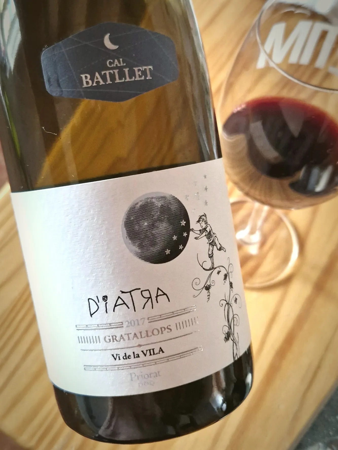 Rotweinflasche mit Glas