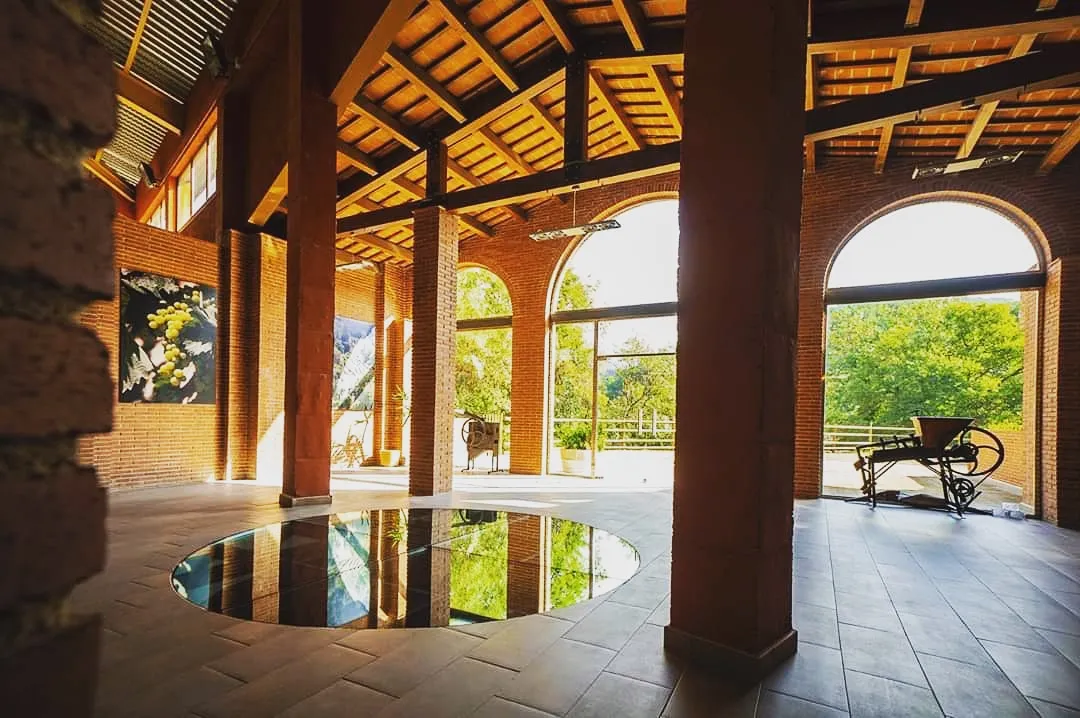 Blick auf die lichtdurchströmte Eingangshalle des Weinguts Conreria d'Scala Dei