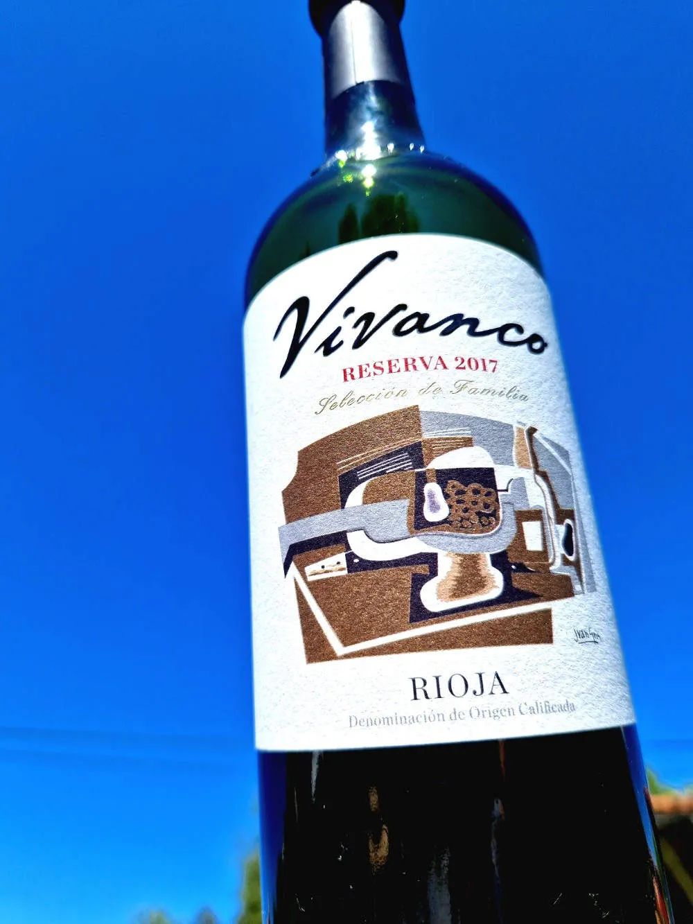 Eine Flasche Rotwein aus dem Rioja