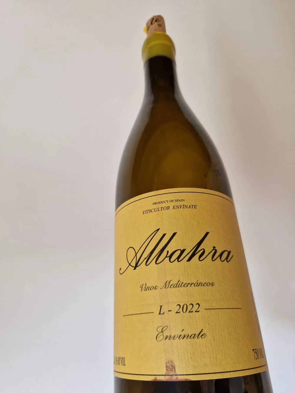 Eine Flasche Wein vor einer Wand