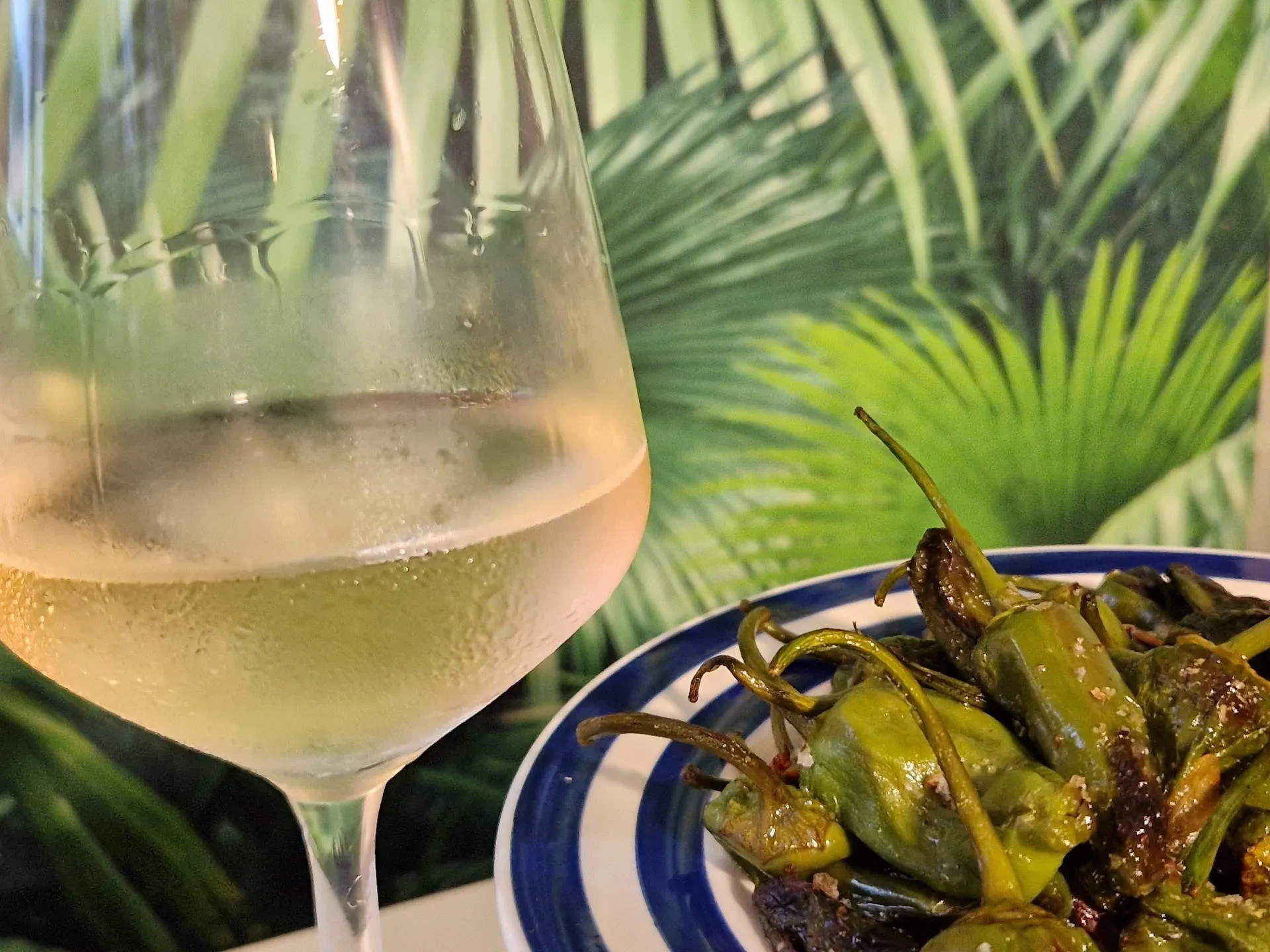 Eine Tapa mit einem glas Wein