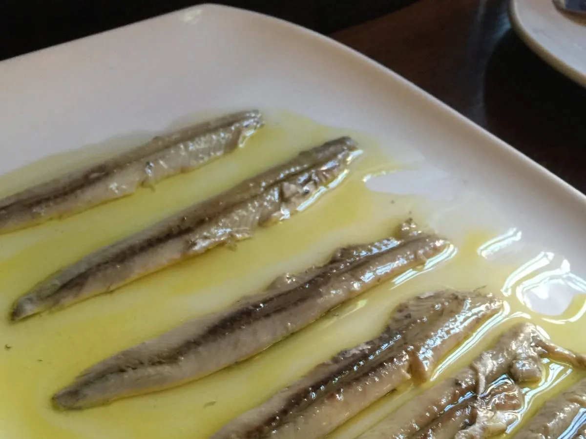 Boquerones auf einem Teller