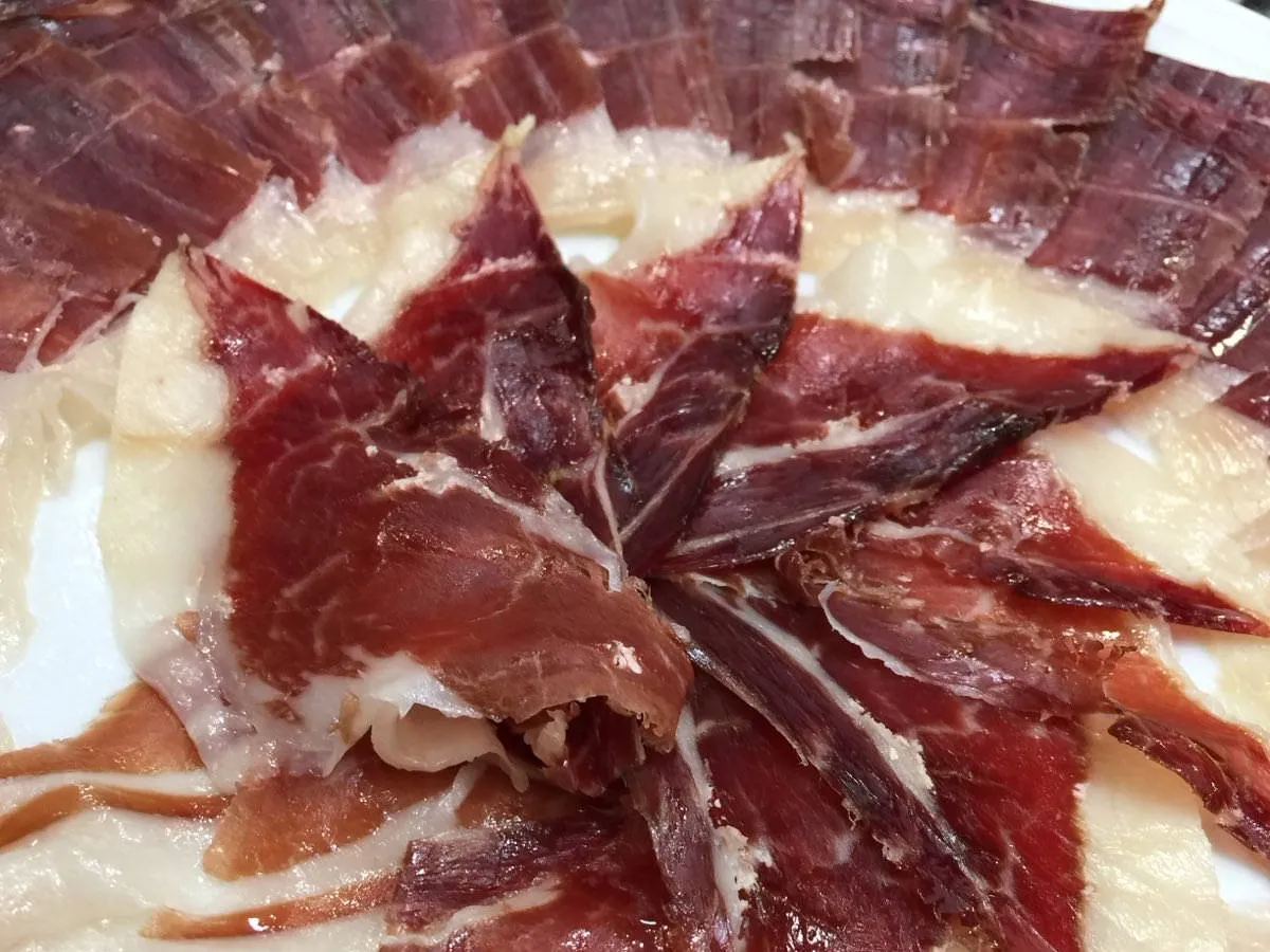 Ein teller mit Serrano Schinken