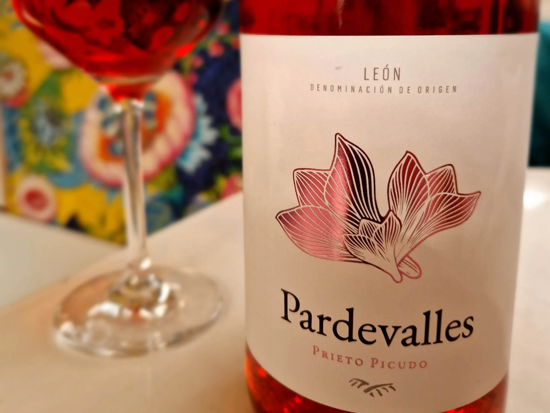 Eine Flasche Roséwein aus Spanien