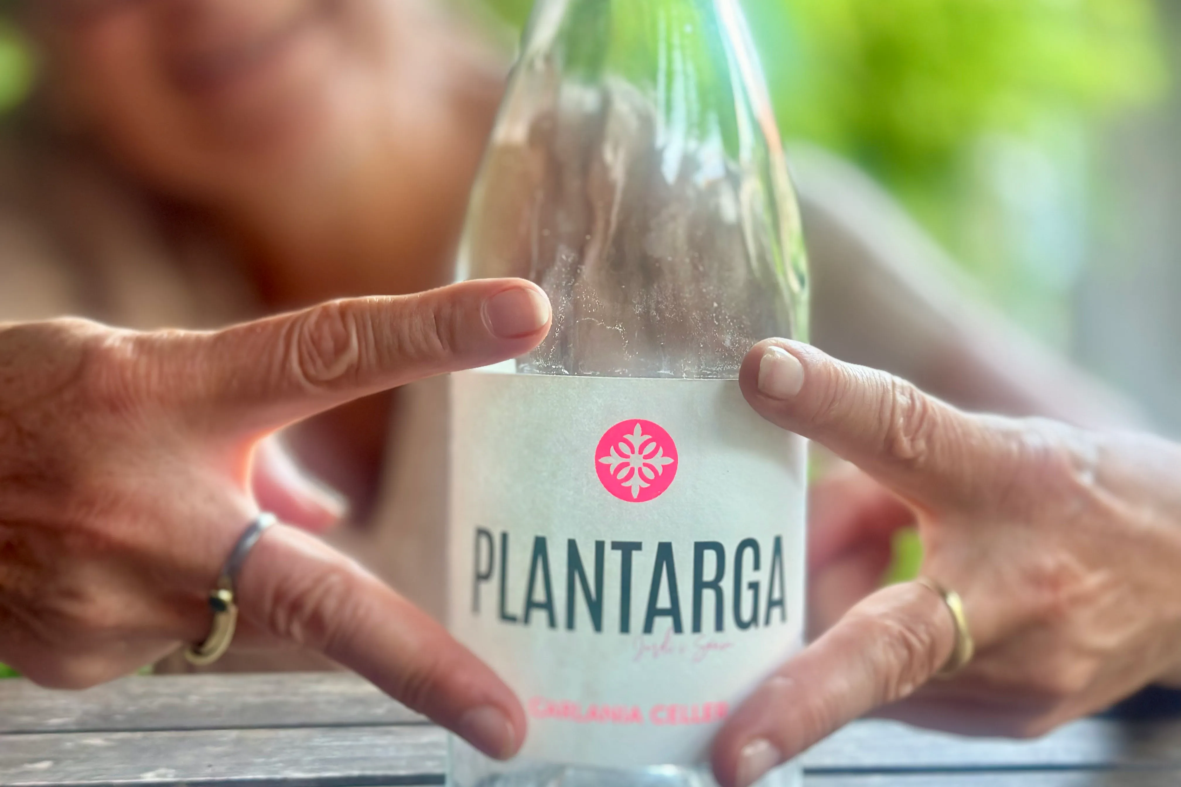 Marion mit der Flasche El Plantarga