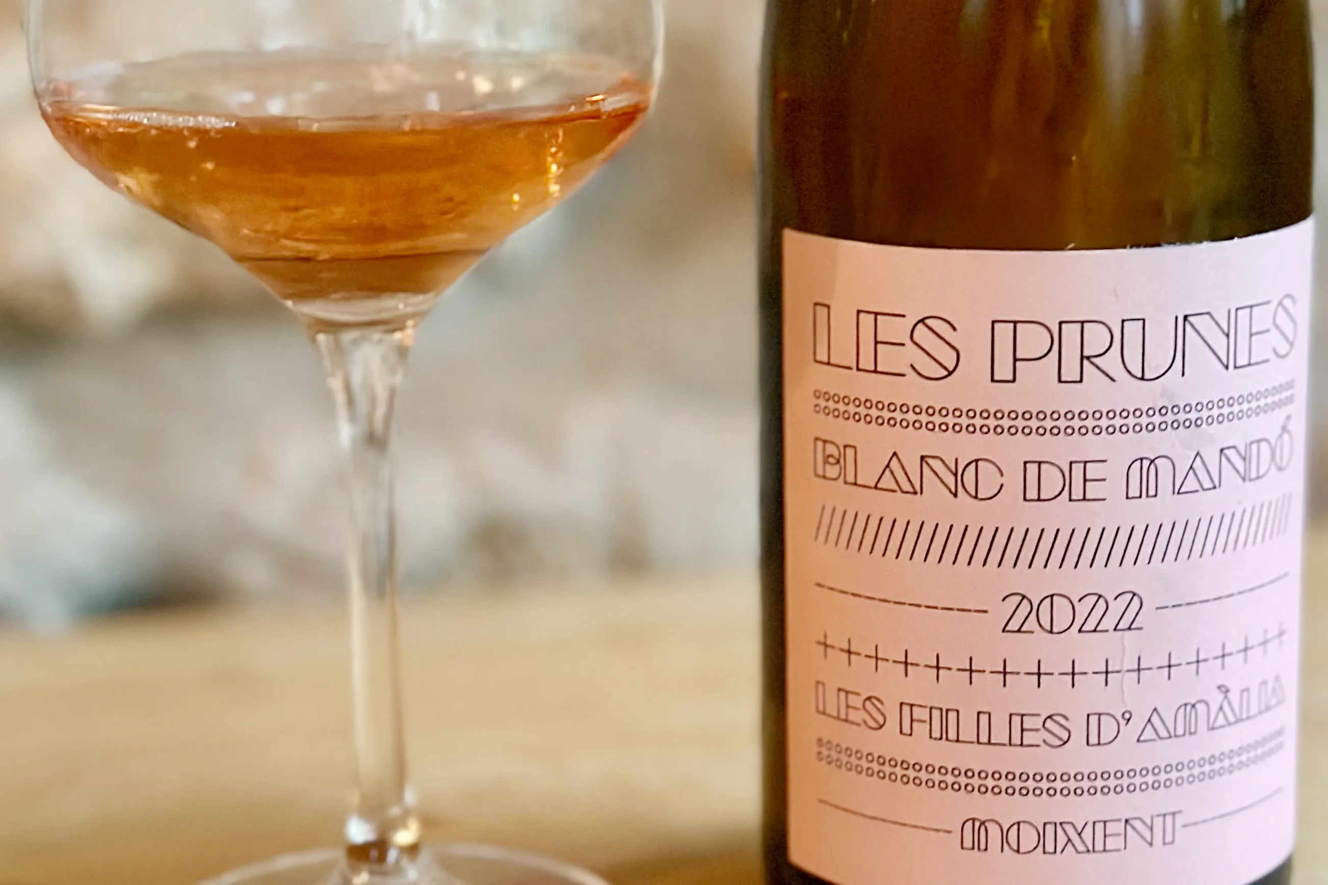 Flasche Les Prunes aus Valencia Rosewein mit Glas