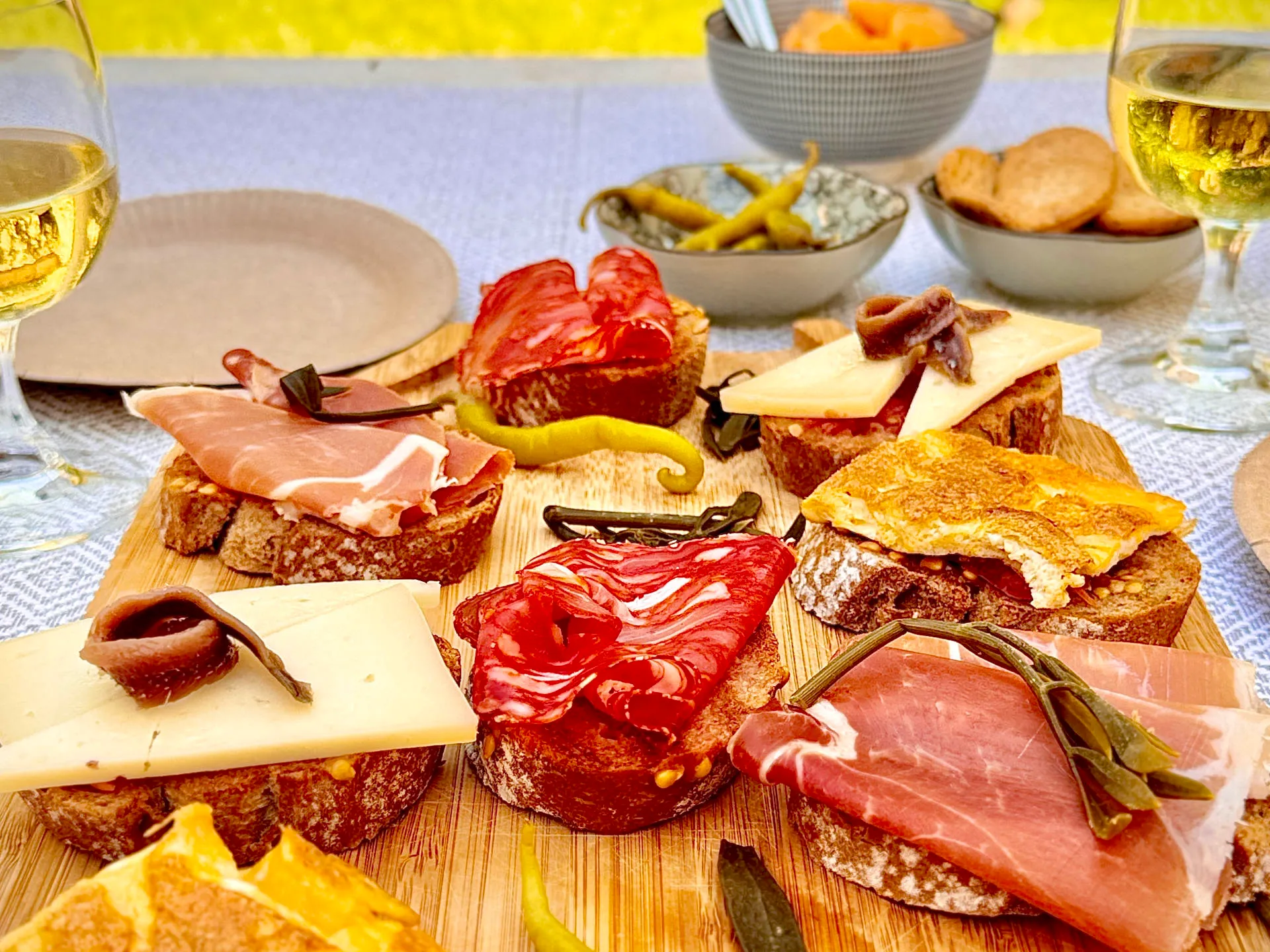 eine Platte mit belegten Broten