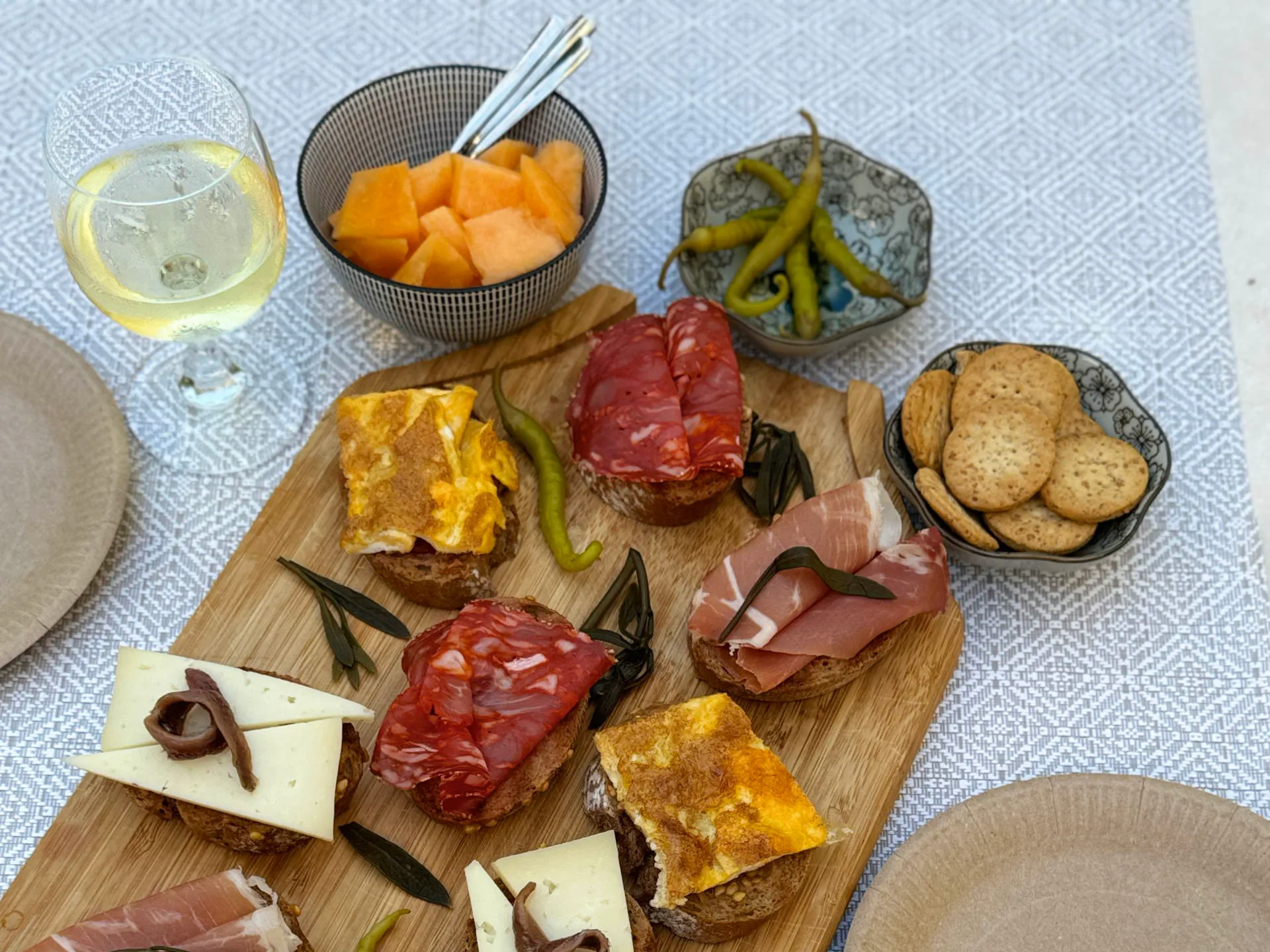 eine Tapas Platte mit pa amb oli