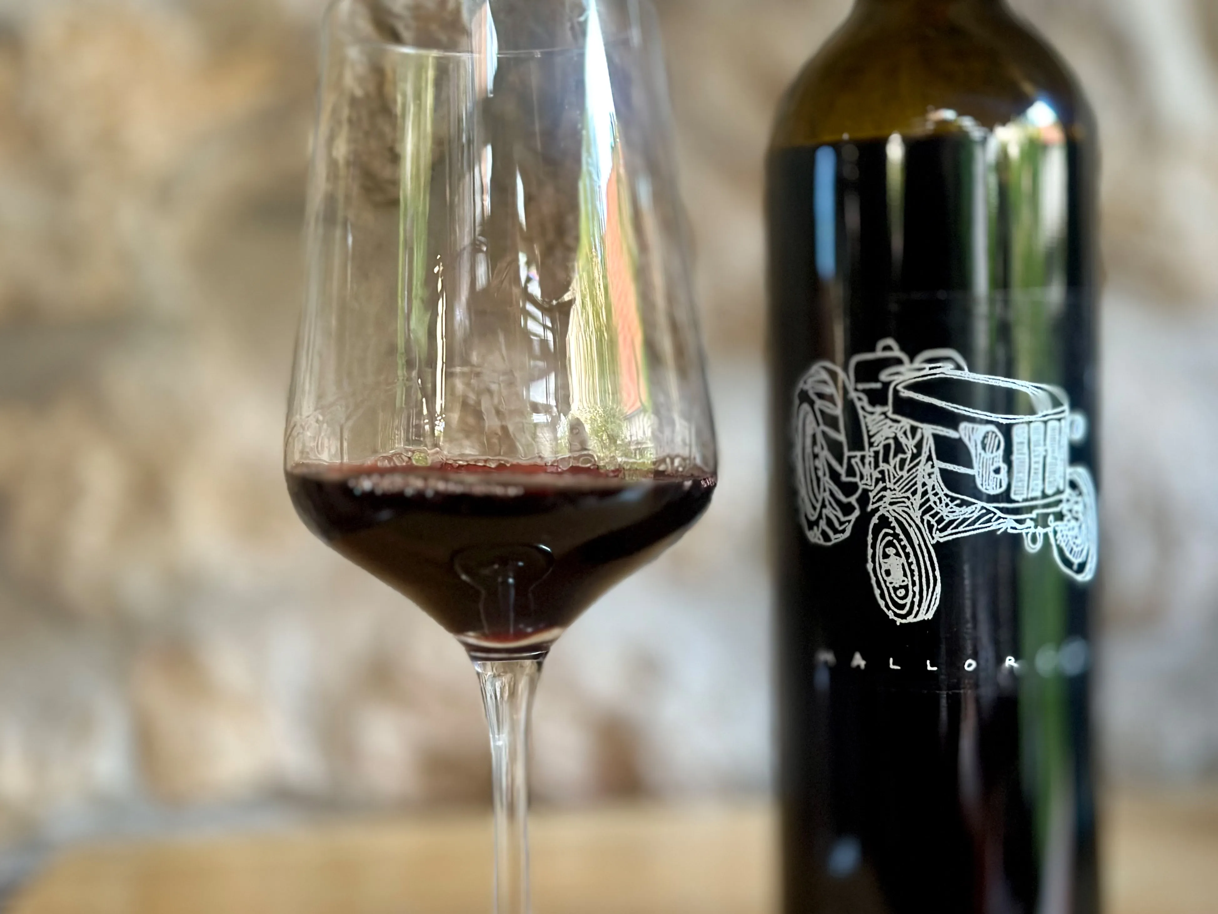 Rotweinflasche mit Traktor Aufdruck