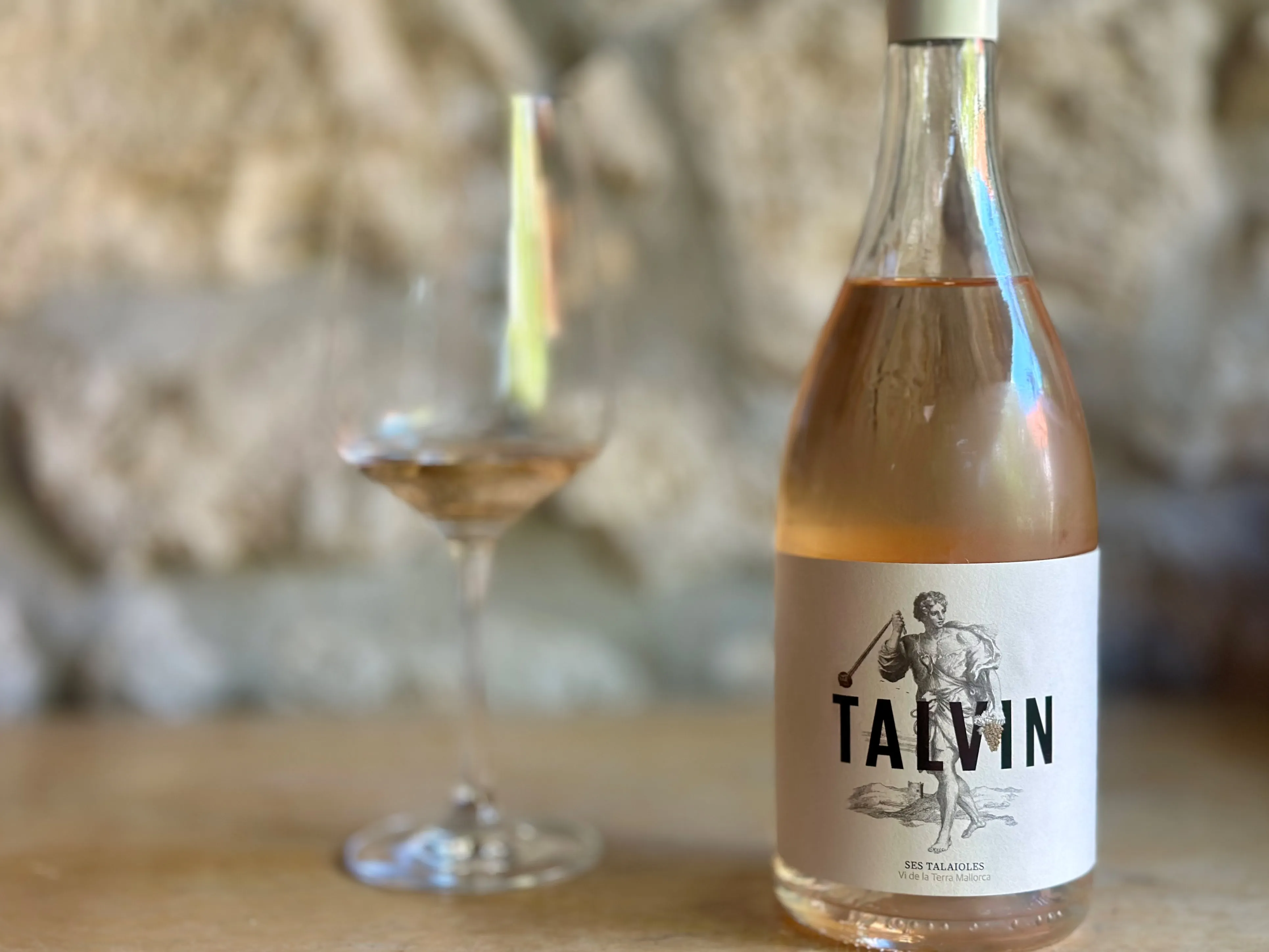 Roséwein Flasche mit Glas Etikett mit antiker Figur