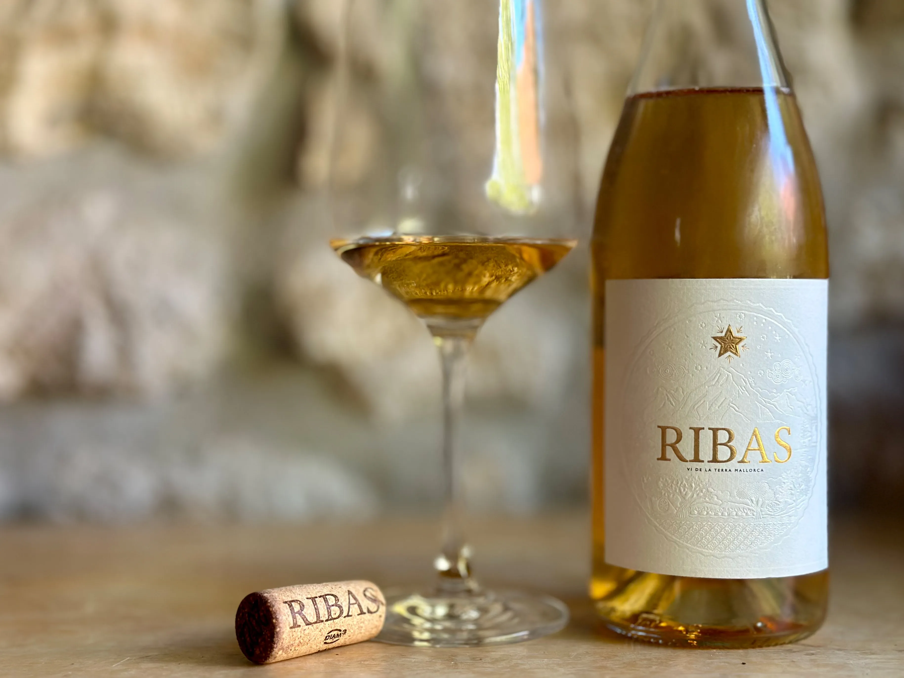 Roséweinflasche mit Glas und Korken