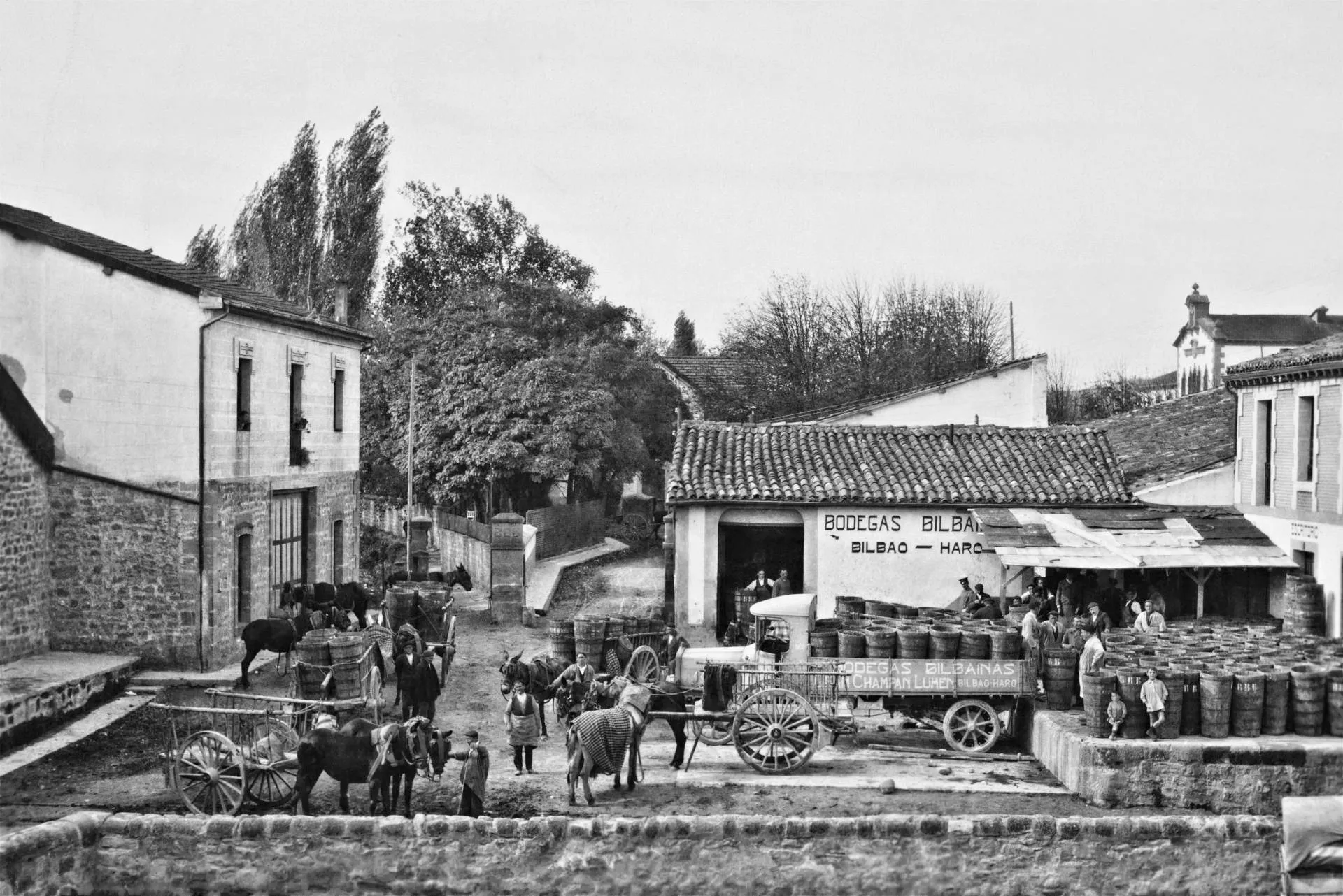 ein altes schwarz-weiß-Foto einer spanischen Bodega