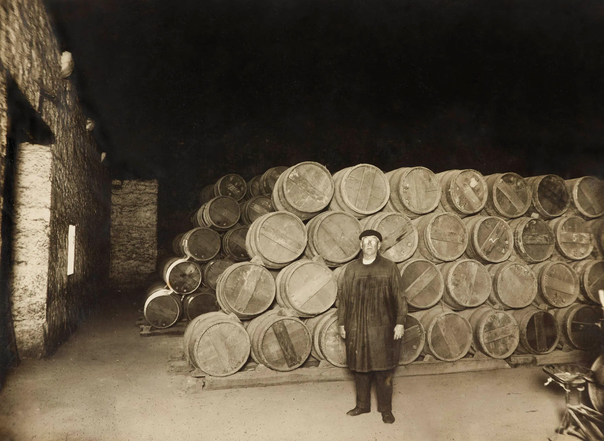 Schwarz-weiß-Foto mit Weinfässern aus Rioja