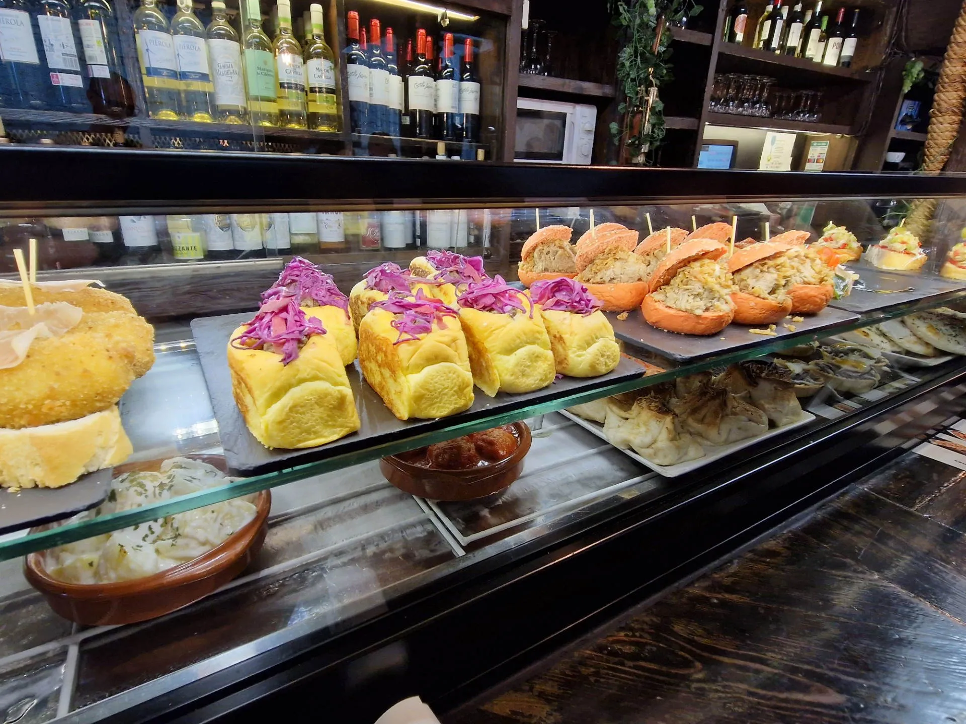 Tapas in einer Auslage in einer Bar