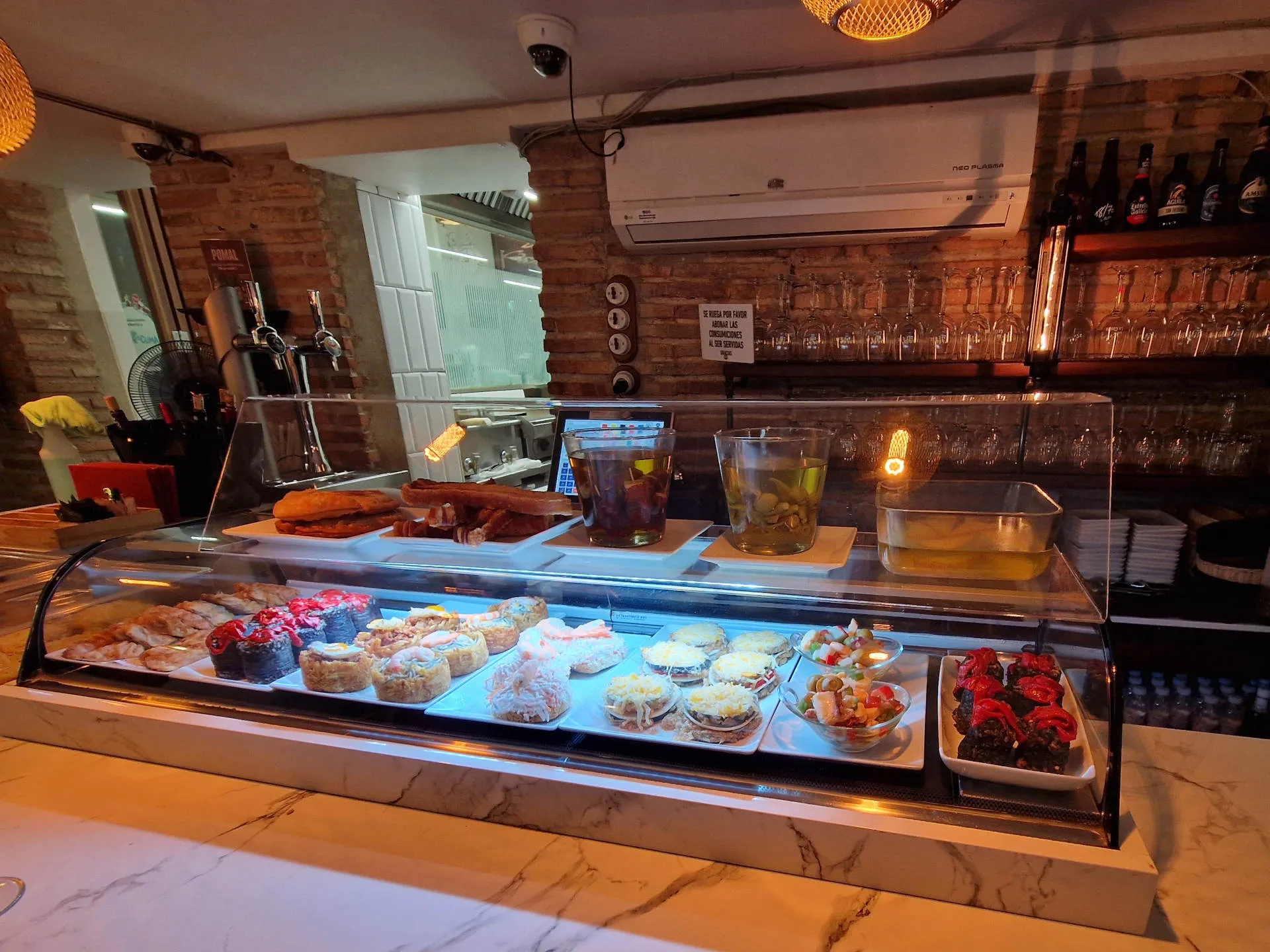 Eine Auslage einer Bar mit zahlreichen Tapas