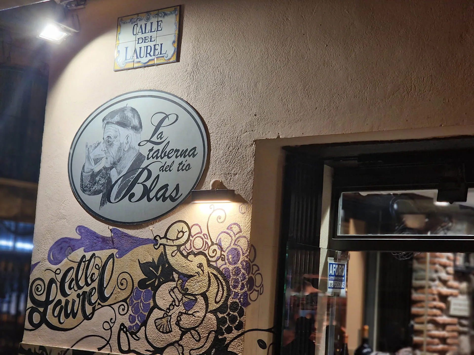 ein Straßenschild mit einer Bar