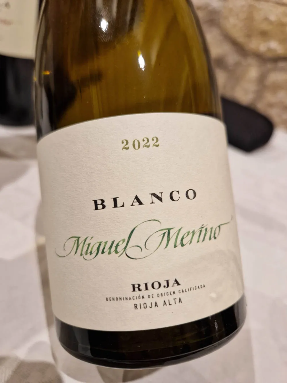 Eine Flasche Weißwein eines kleinen Familienweinguts aus Rioja Alta