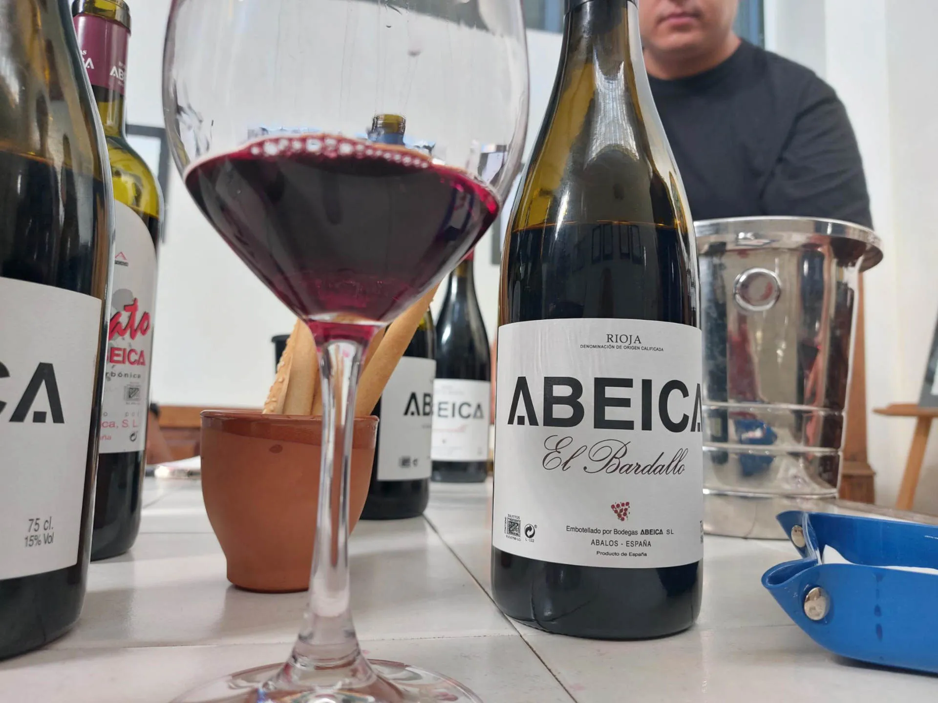 Ein Tisch mit mehreren geöffneten Weinflaschen