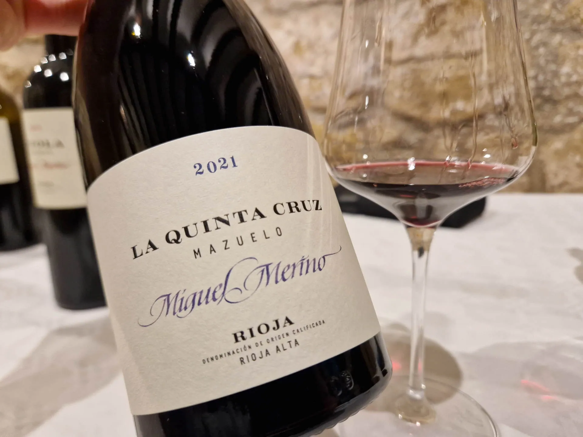 Eine Flasche Rotwein