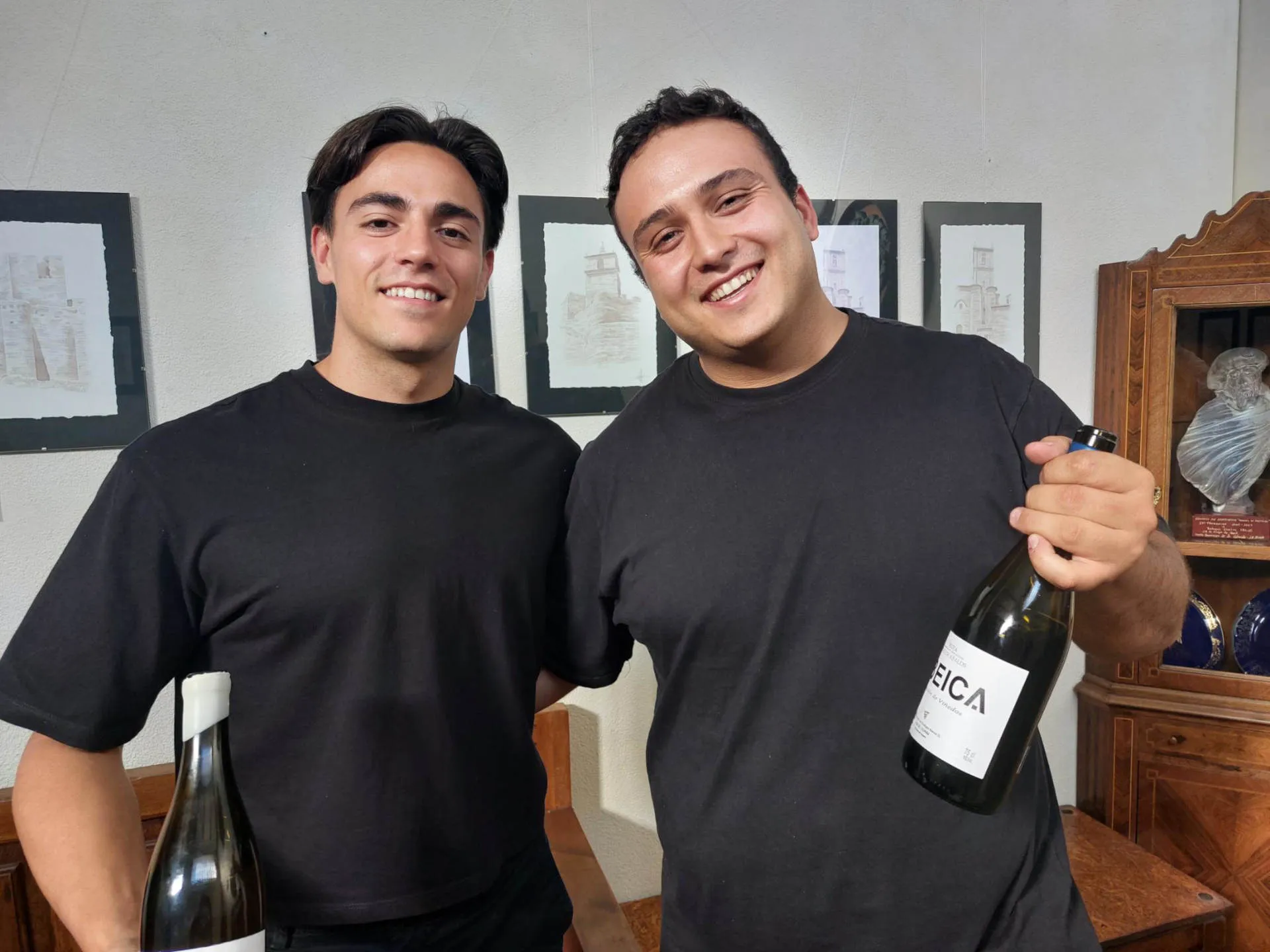 Zwei lächelnde junge Männer