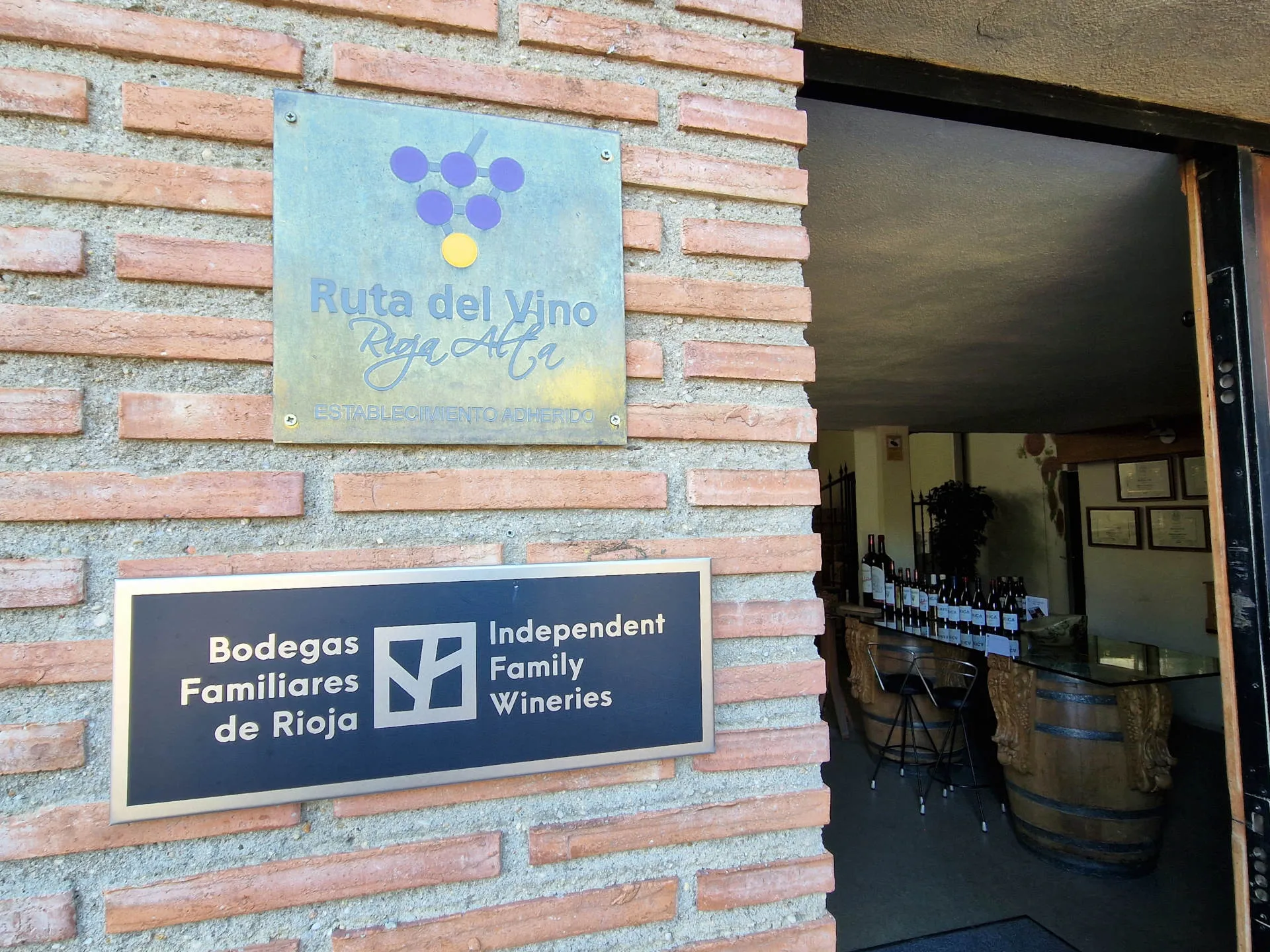 Ein Schild an einem Weingut