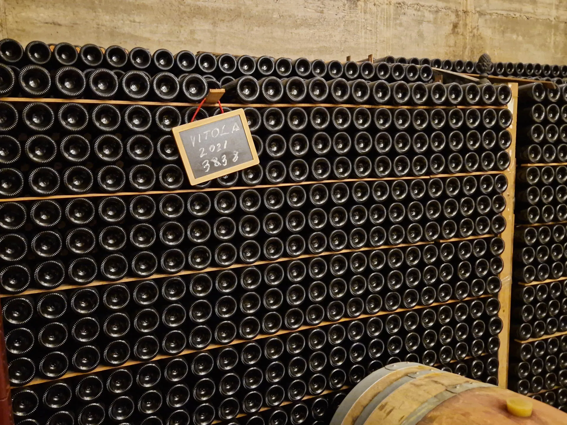 Eine Wand voll gestapelter Weinflaschen.