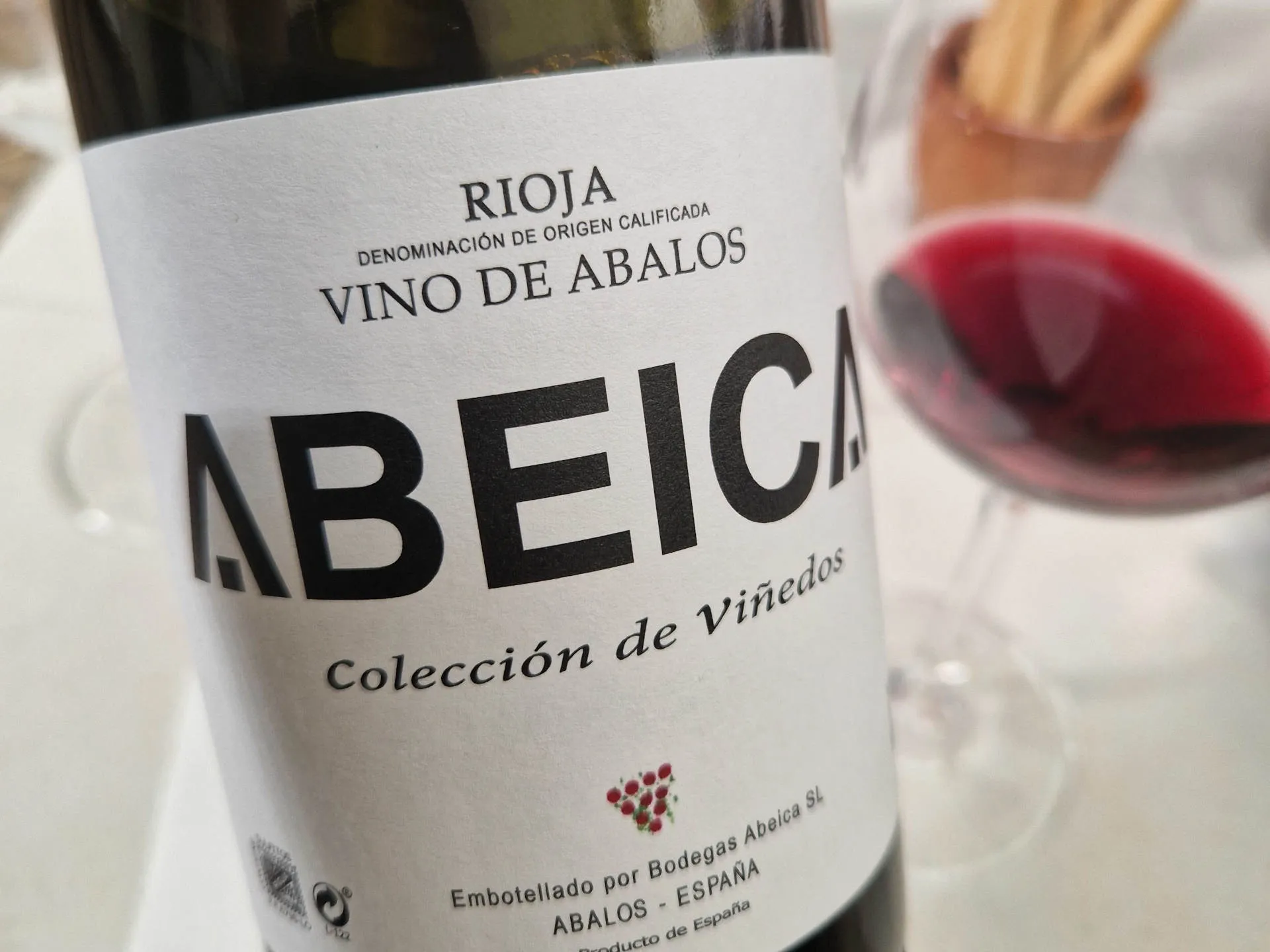 Eine Flasche Wein vor einem Tisch