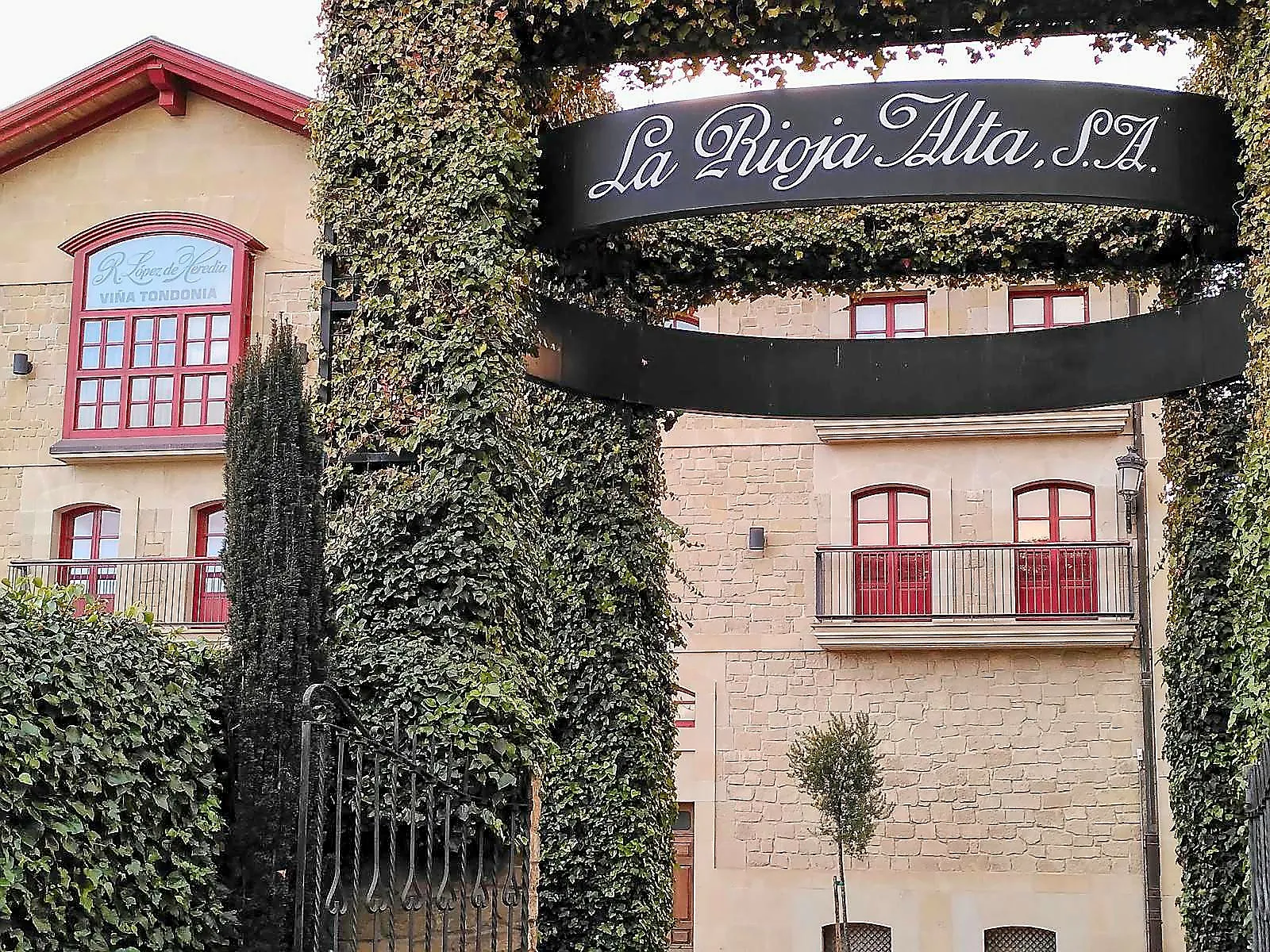 Haus mit bewachsener Eingangstour und Schriftzug