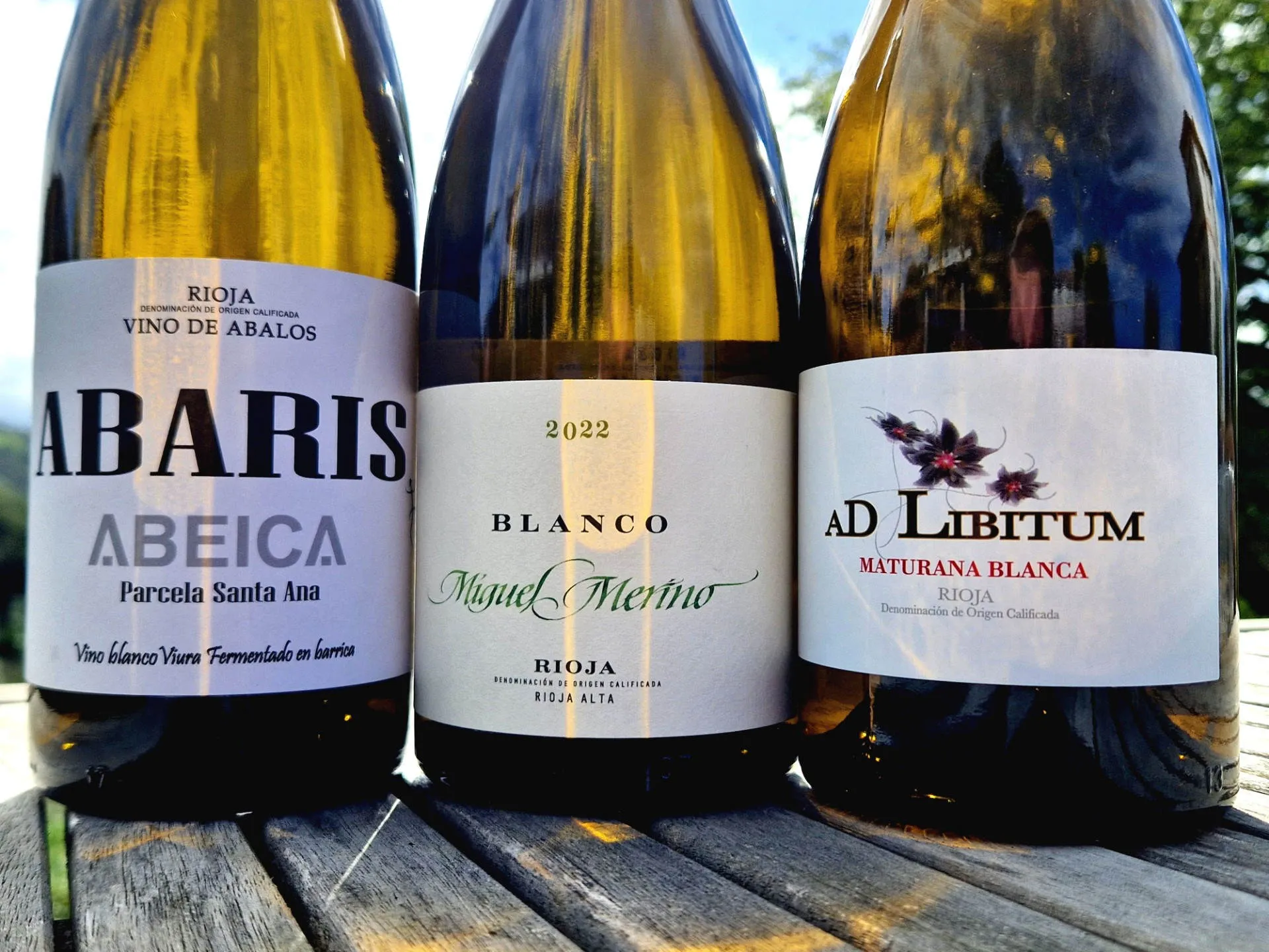 3 Flaschen Wein auf einem Tisch