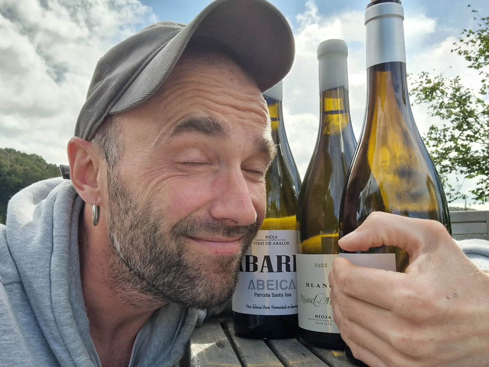 Mensch umarmt Weinflaschen