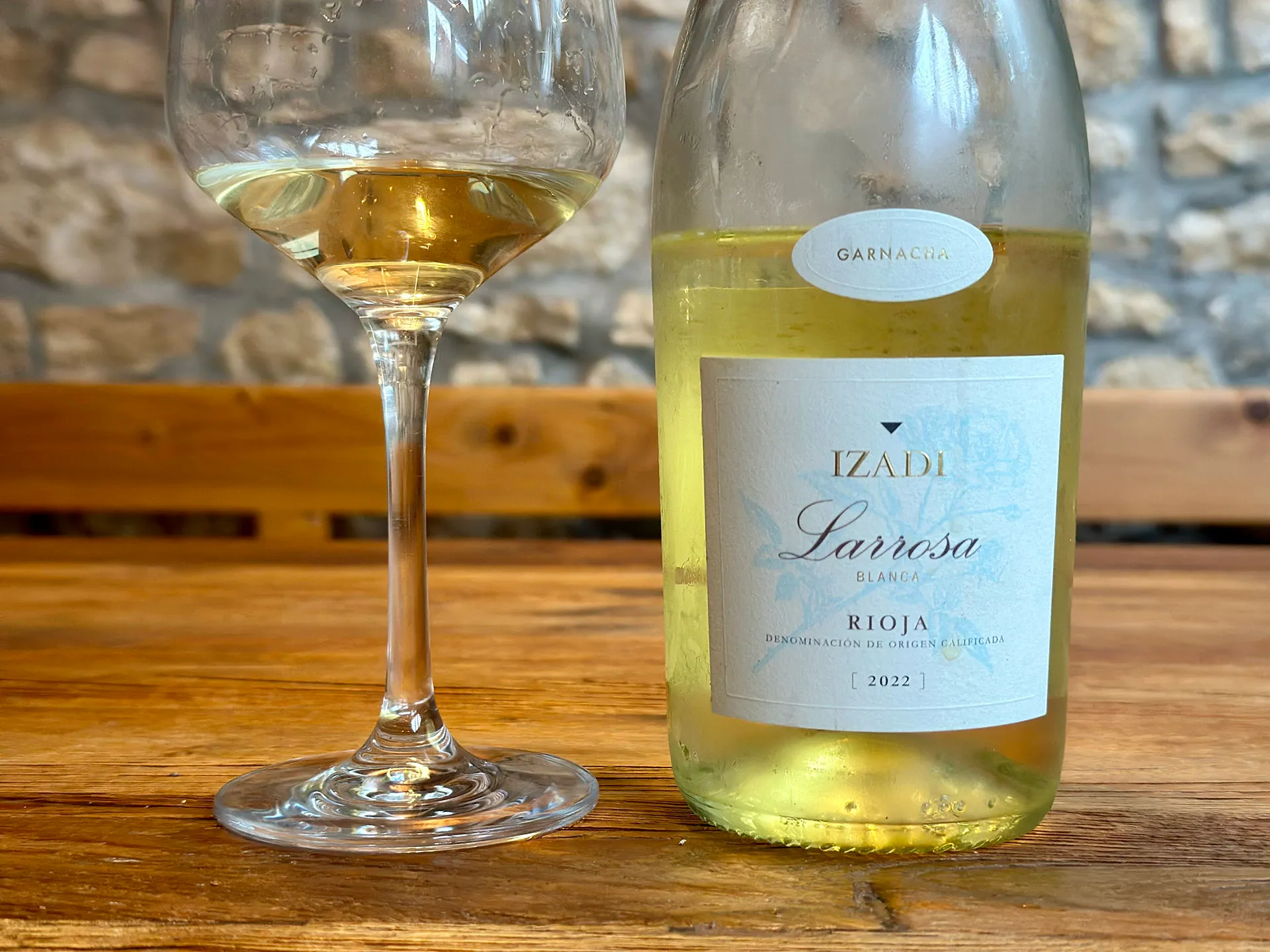 Weinflasche mit Glas mit Weißwein